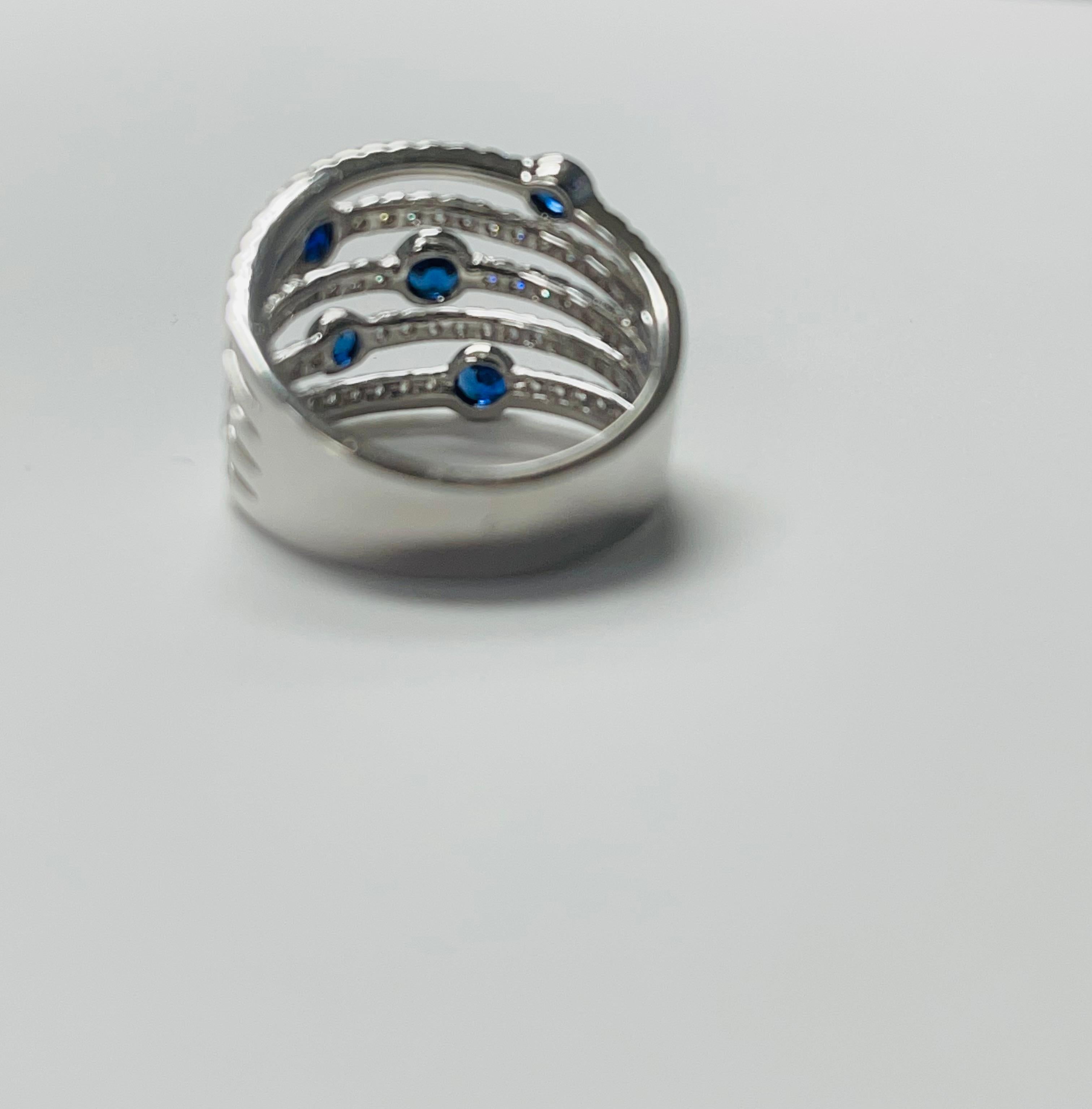 Cocktailring mit blauem Saphir und Diamant aus 18 Karat Weißgold (Rundschliff) im Angebot