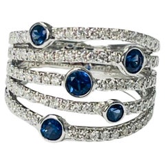 Anillo de cóctel de zafiro azul y diamantes en oro blanco de 18 quilates