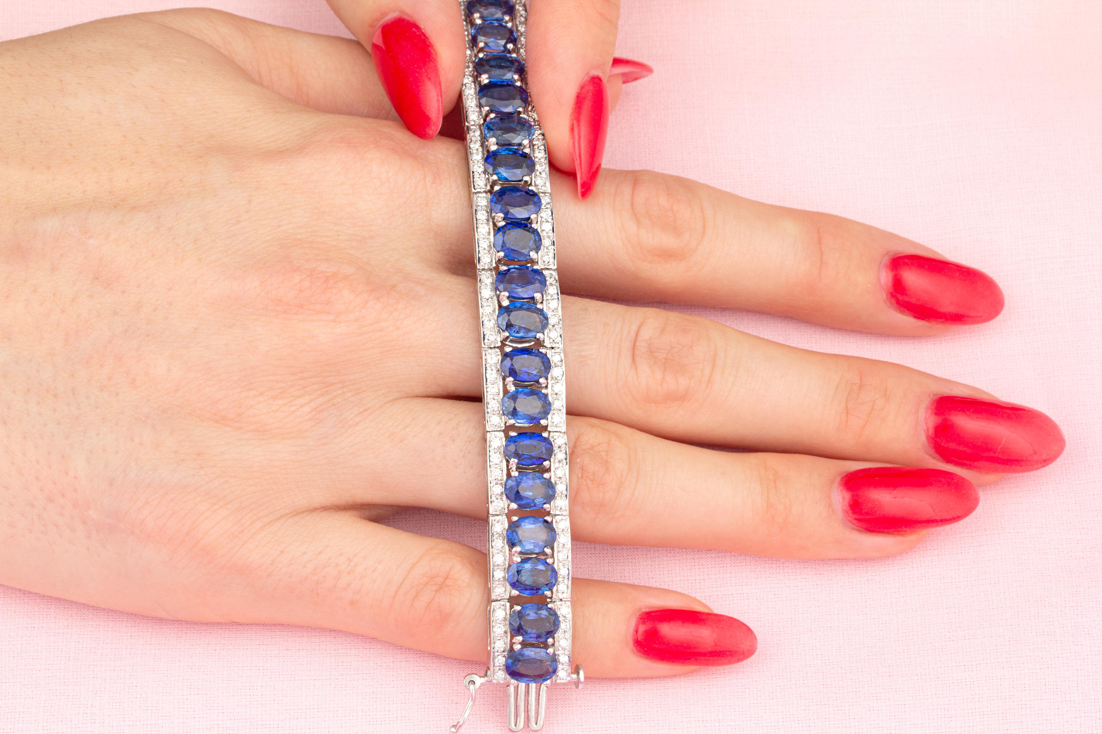 Le bracelet en saphir bleu et diamant présente des saphirs de Ceylan calibrés, ovales et facettés, d'une couleur splendide et d'une texture cristalline, pour un total d'environ 35 carats. Le modèle est complété par environ 2 carats de diamants de