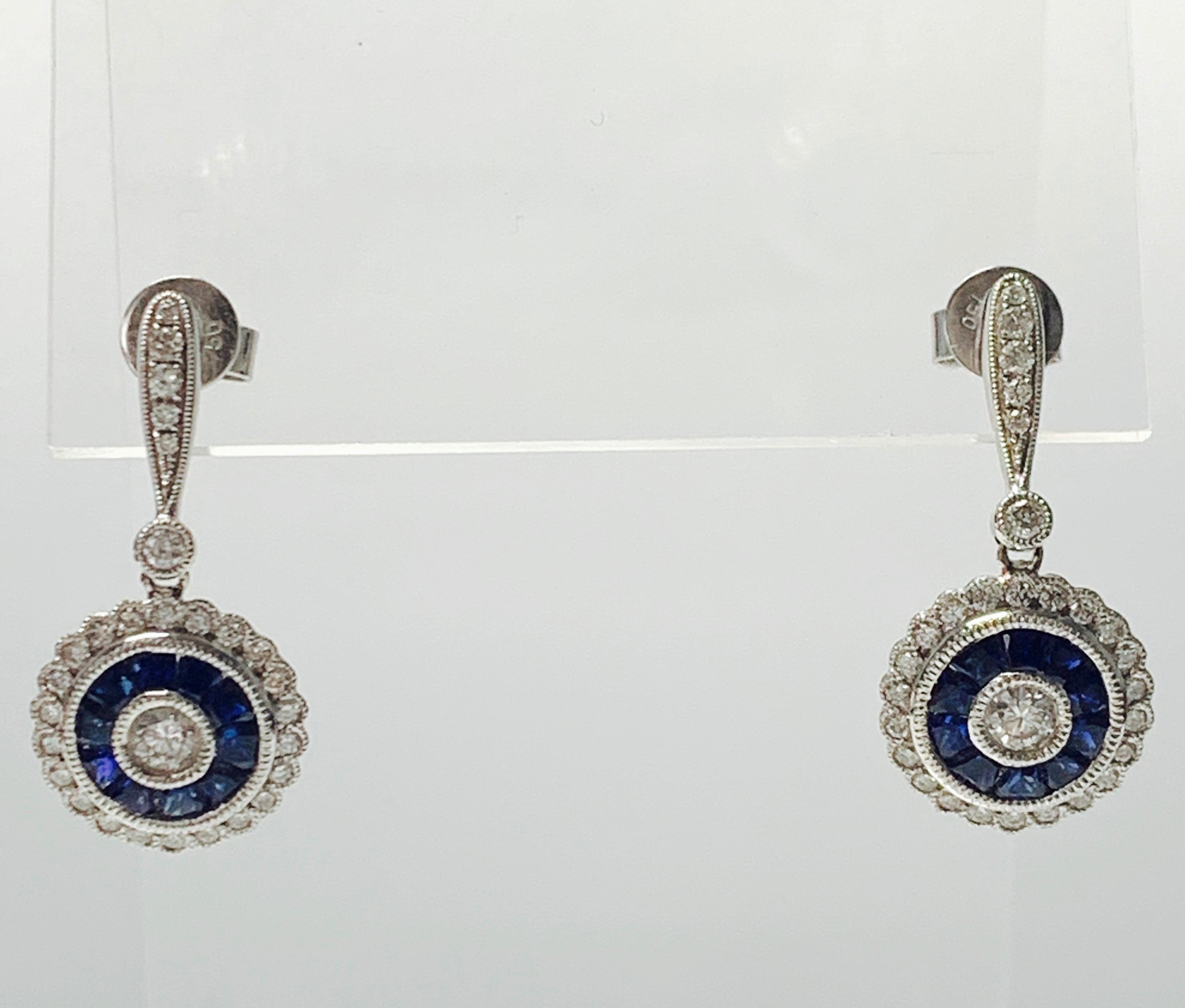 Pendants d'oreilles en platine et or blanc 18 carats avec saphir bleu et diamants en vente 4