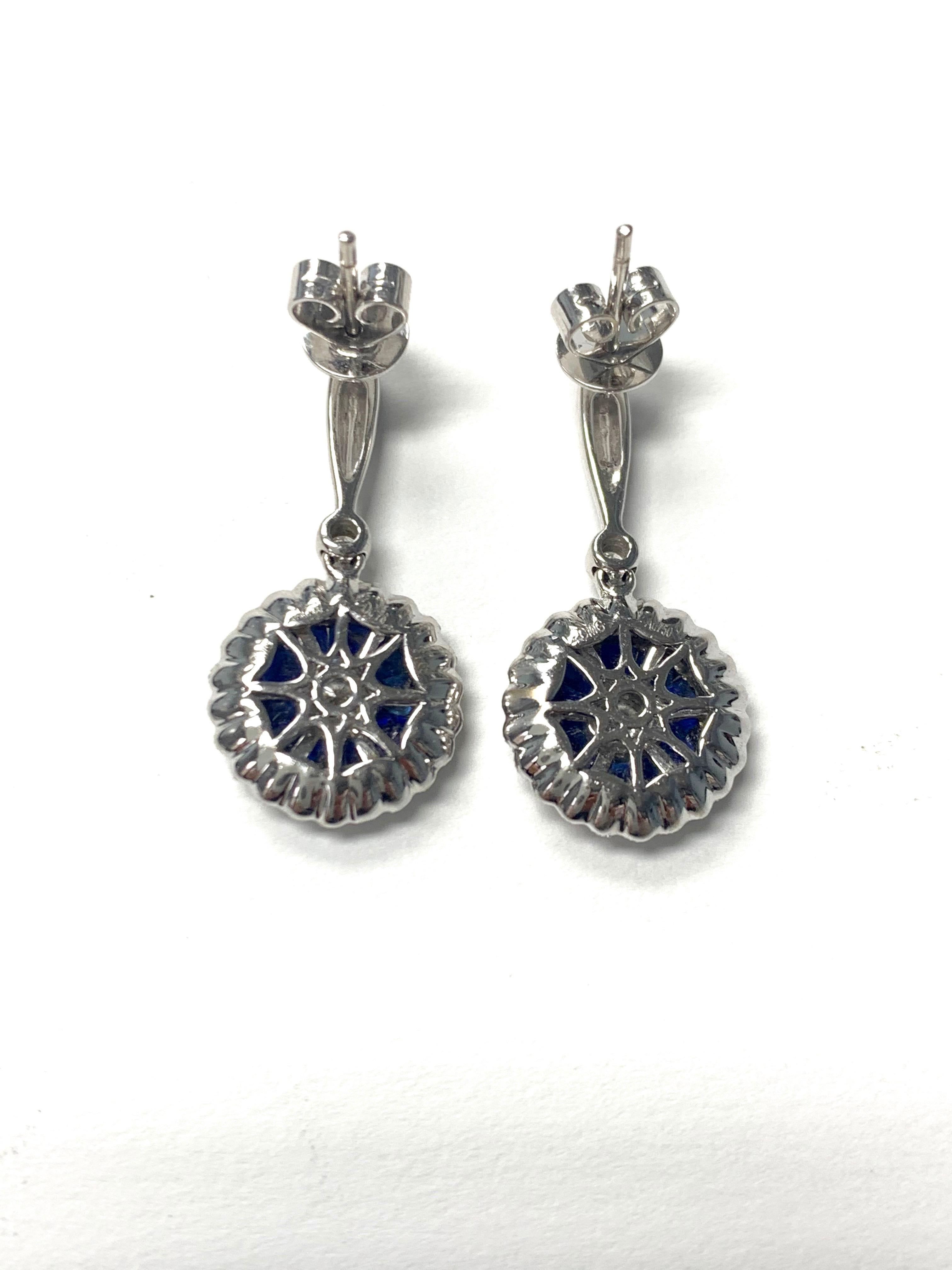 Pendants d'oreilles en platine et or blanc 18 carats avec saphir bleu et diamants en vente 11
