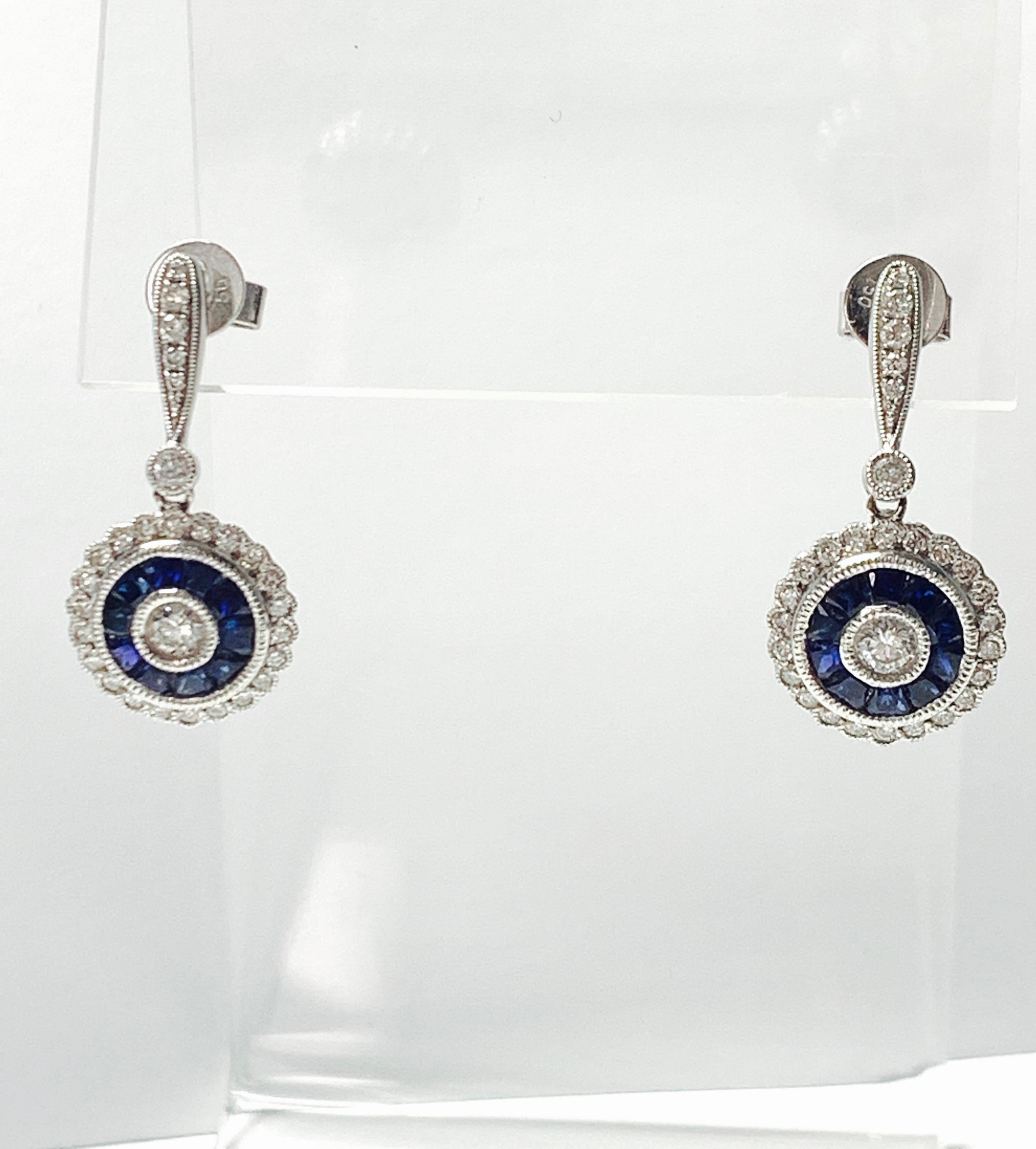 Pendants d'oreilles en platine et or blanc 18 carats avec saphir bleu et diamants Neuf - En vente à New York, NY