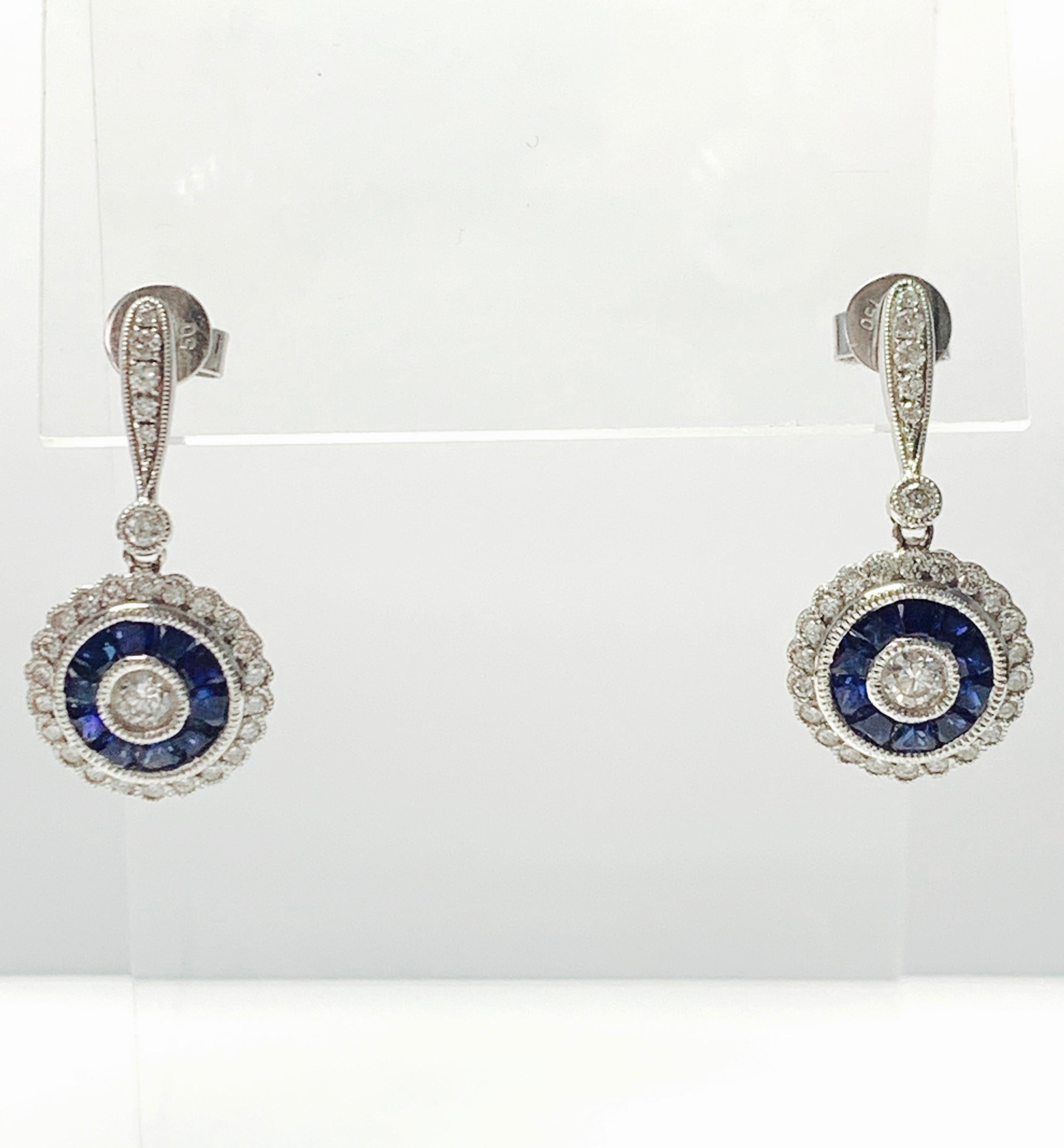 Pendants d'oreilles en platine et or blanc 18 carats avec saphir bleu et diamants en vente 2