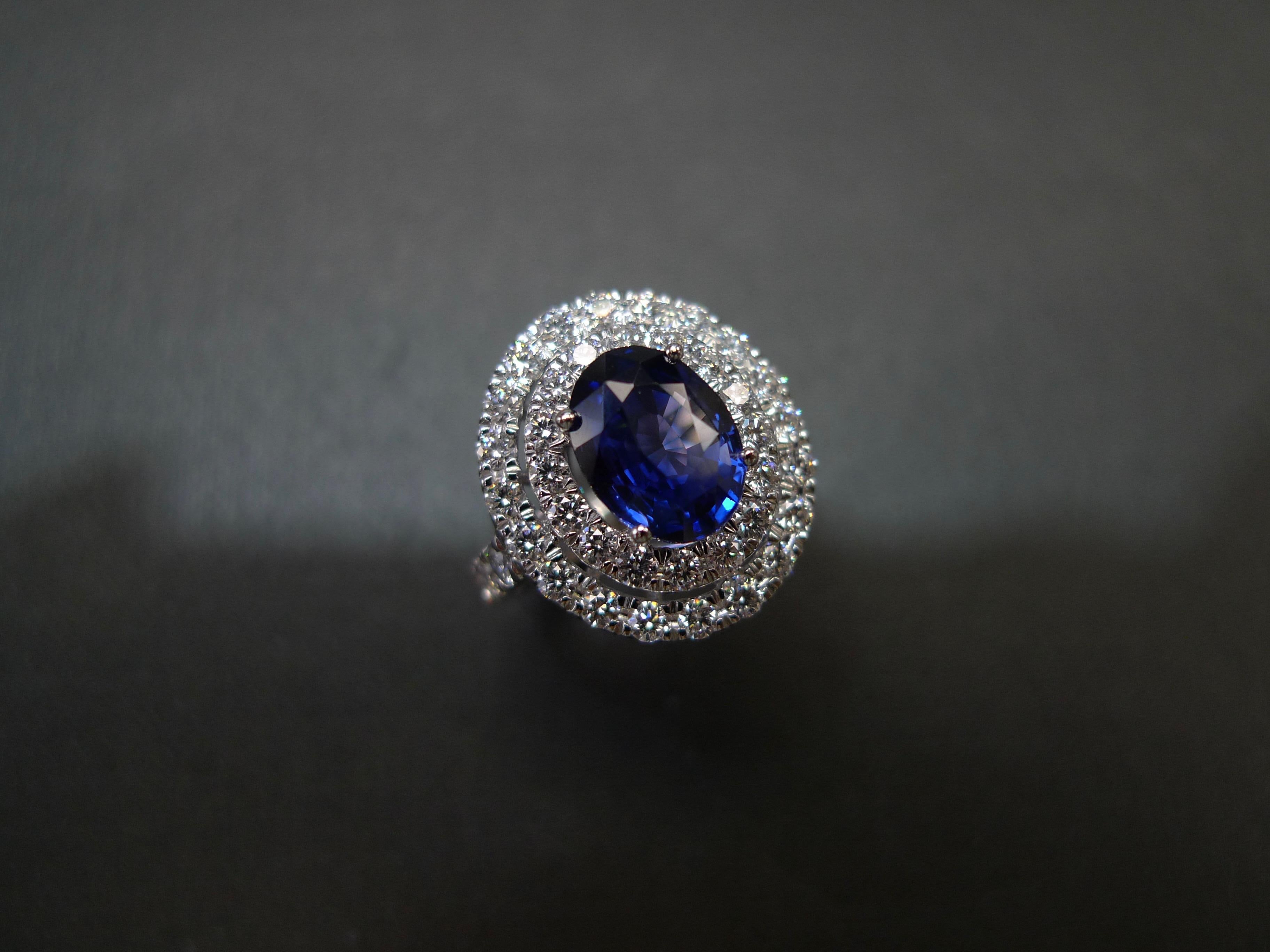 Bague de fiançailles cocktail en saphir bleu et double halo de diamants certifiée GIA en vente 4