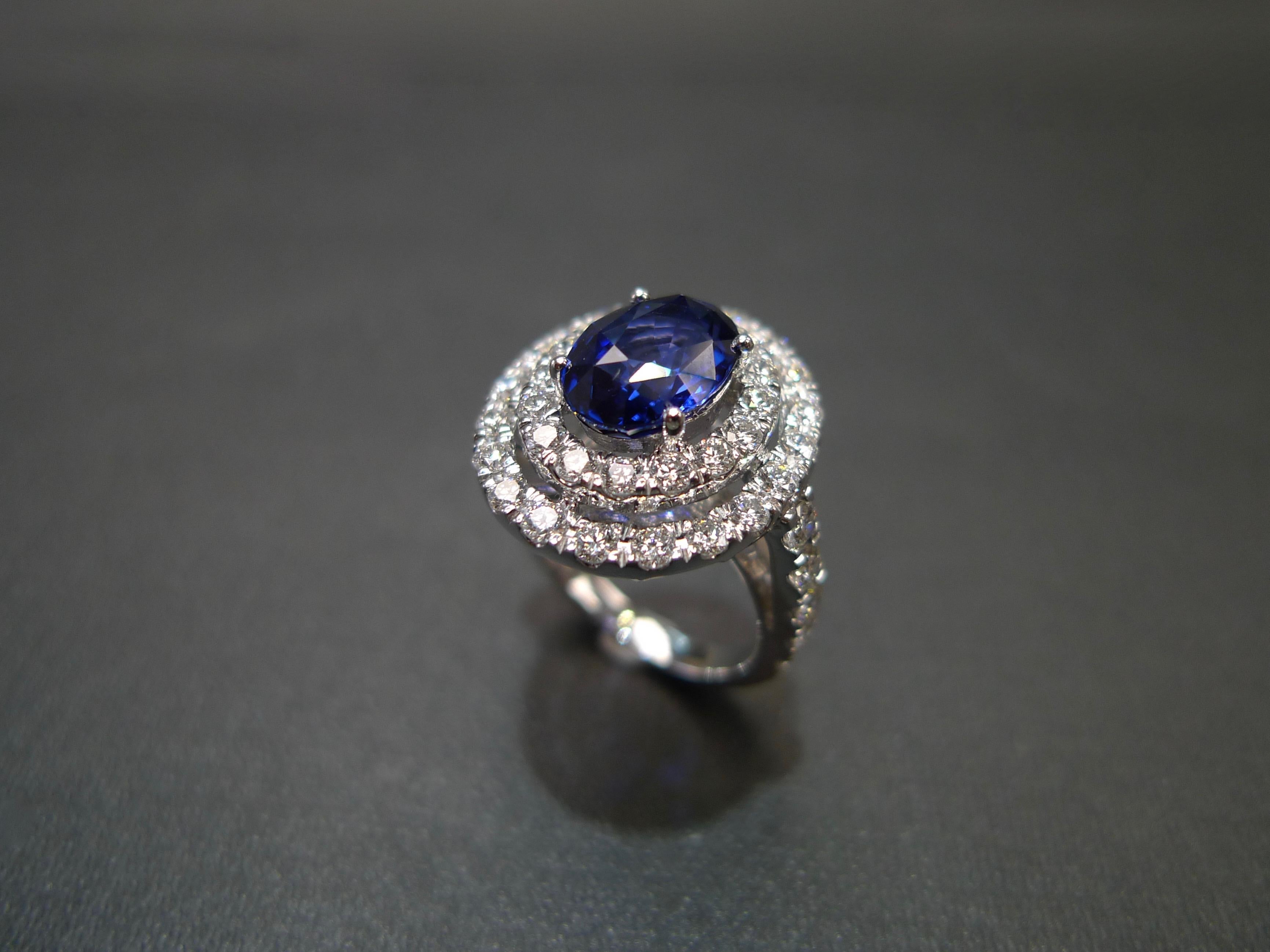 Moderne Bague de fiançailles cocktail en saphir bleu et double halo de diamants certifiée GIA en vente