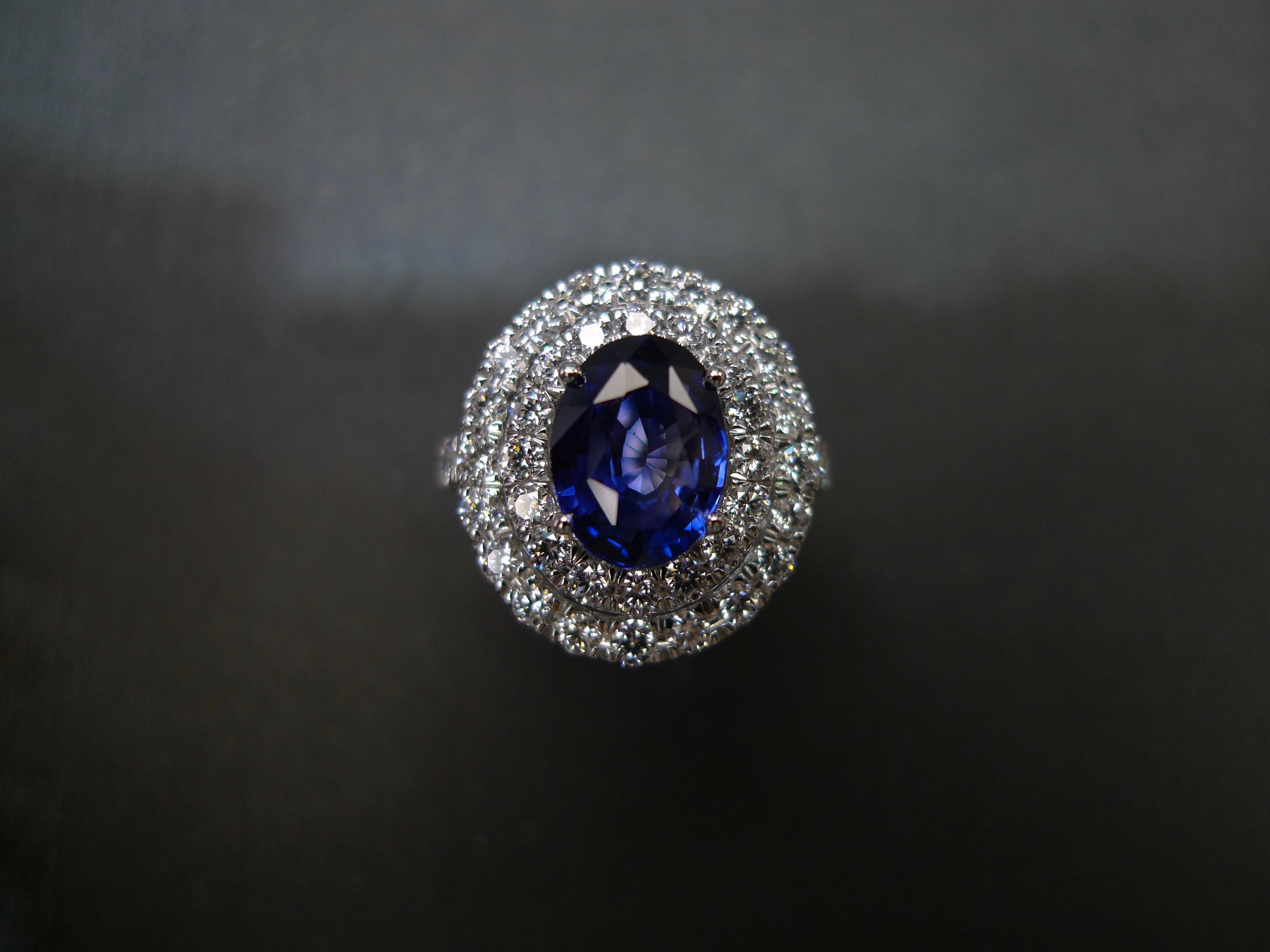 Taille ovale Bague de fiançailles cocktail en saphir bleu et double halo de diamants certifiée GIA en vente