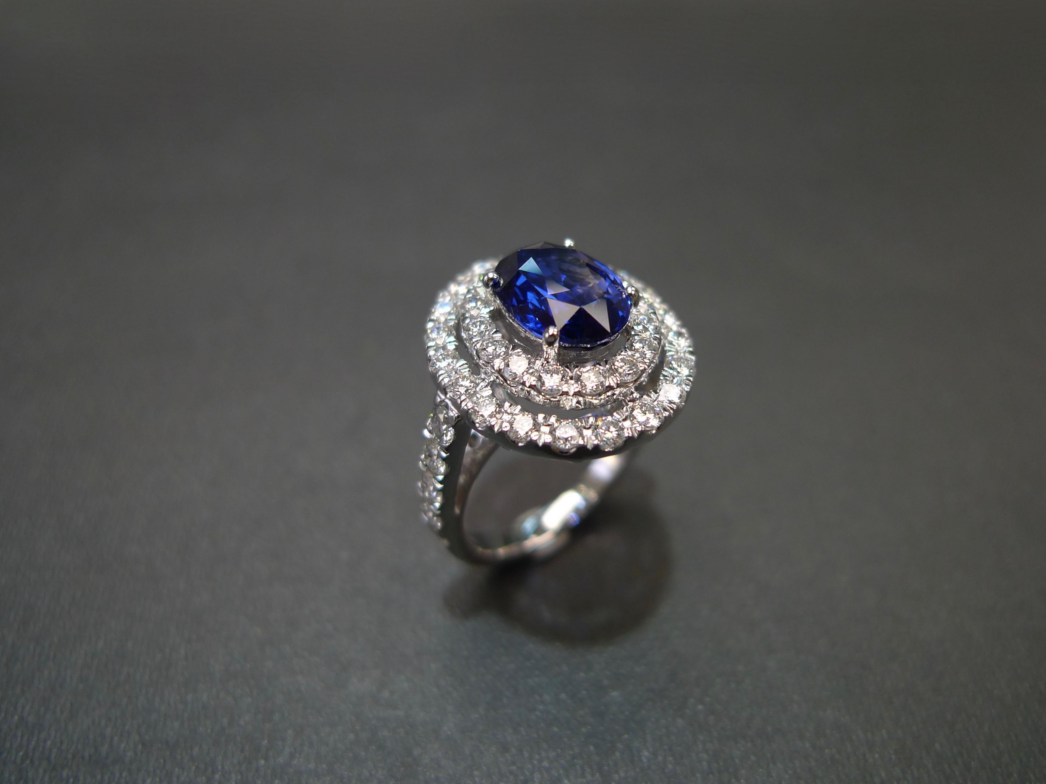 Bague de fiançailles cocktail en saphir bleu et double halo de diamants certifiée GIA en vente 1