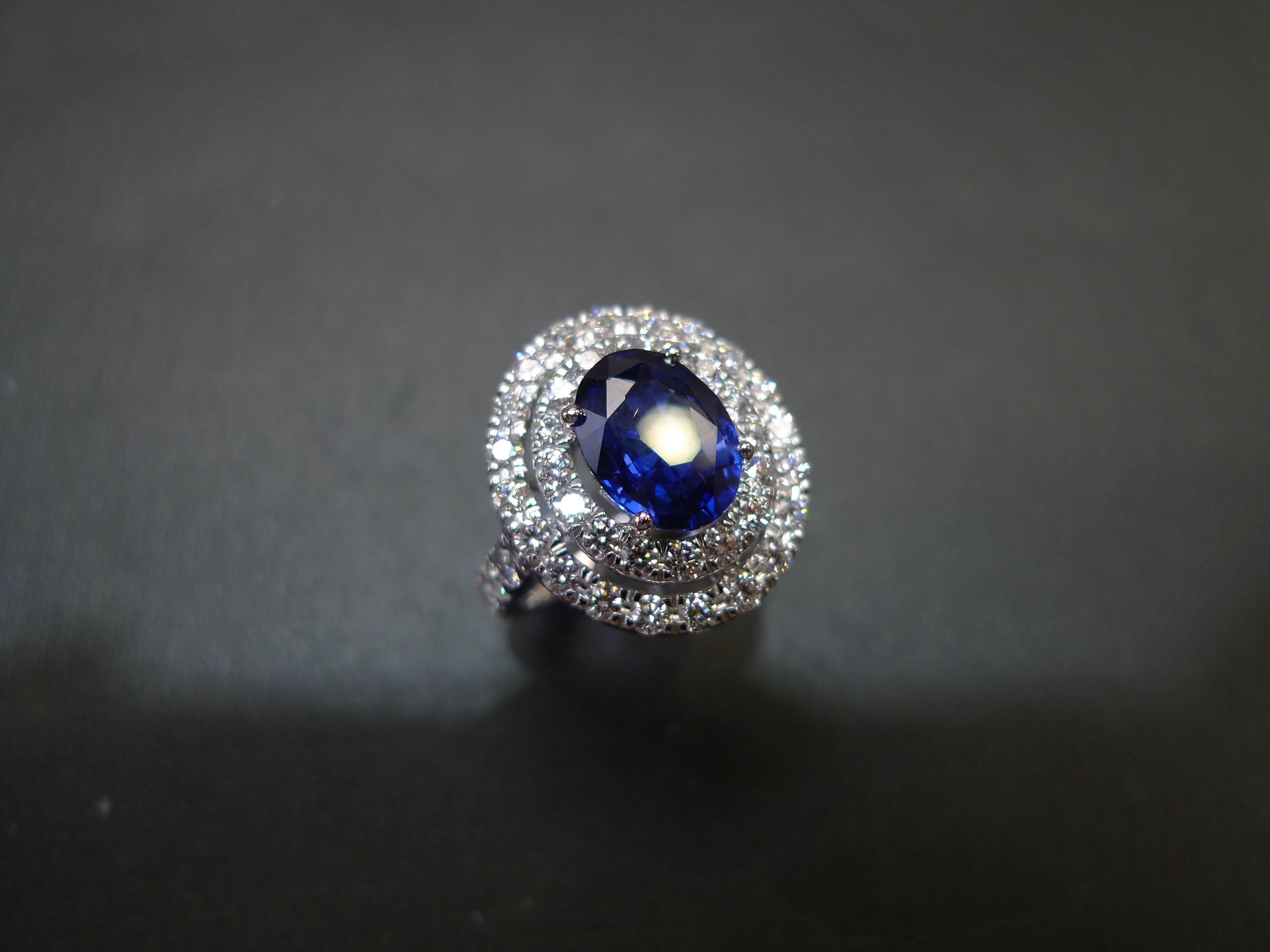 Bague de fiançailles cocktail en saphir bleu et double halo de diamants certifiée GIA en vente 3