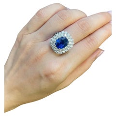 Bague de fiançailles cocktail en saphir bleu et double halo de diamants certifiée GRS