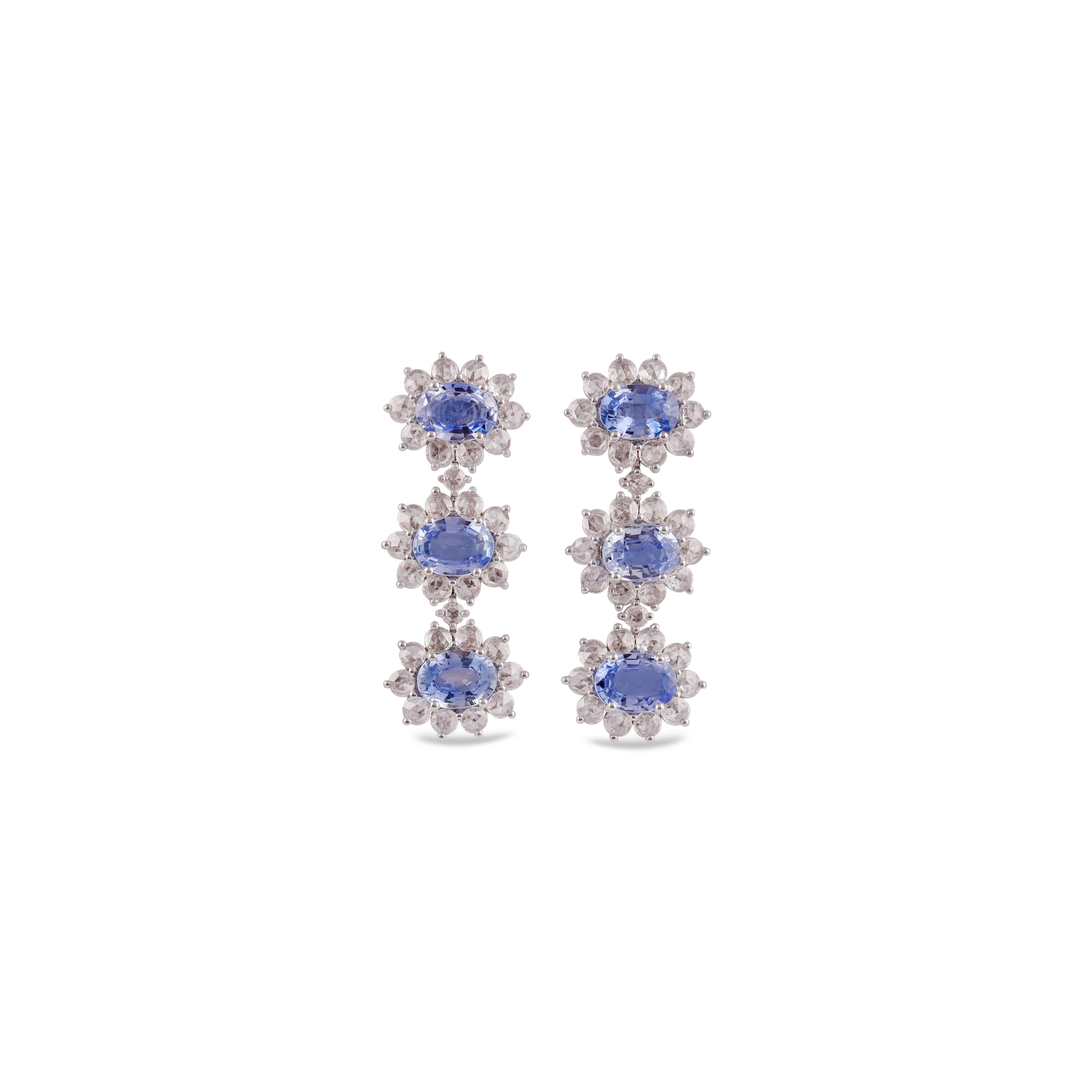 Diese exklusiven Ohrringe mit blauem Saphir und Diamanten bestehen aus 6 Stück Saphiren mit einem Gewicht von 5,24 Karat, umgeben von 64 Stück runden Diamanten.  von Diamanten Gewicht 1,73 Karat, Diese gesamte Ohrringe sind in 18 Karat Weißgold