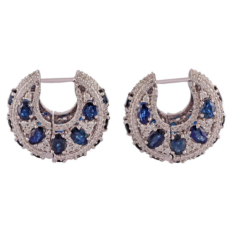 Boucles d'oreilles en or blanc 18 carats avec saphirs bleus et diamants cloutés