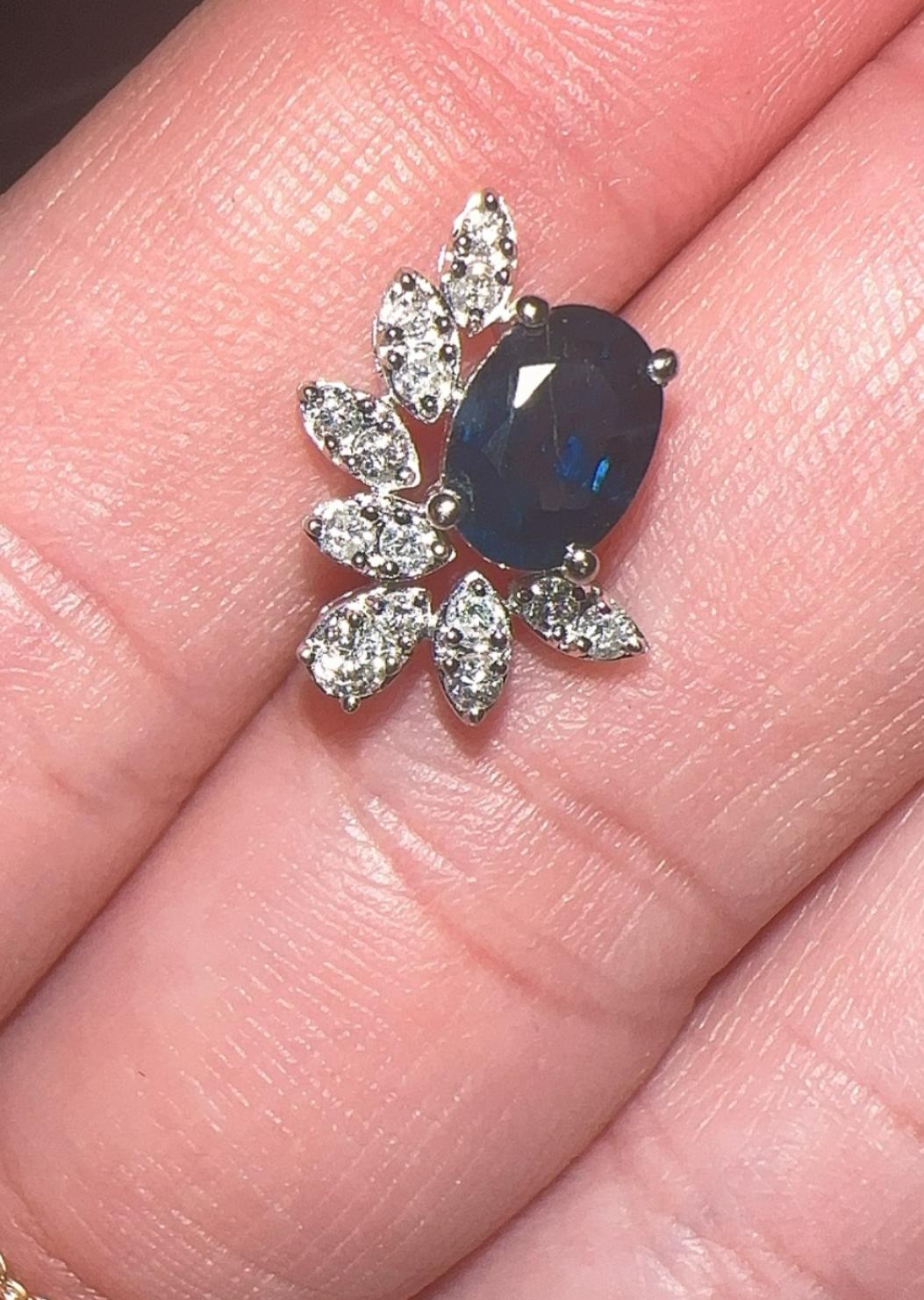 Orecchini con zaffiri blu e diamanti. Questi splendidi orecchini sono realizzati in lussuoso oro bianco 18 carati e presentano un design sorprendente con diamanti bianchi e zaffiro blu. Al centro di ogni orecchino c'è un elegante zaffiro blu dal