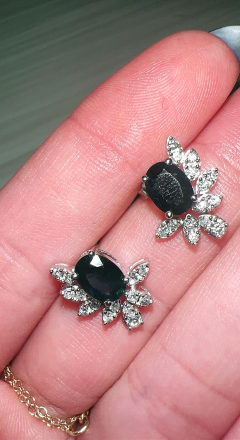 Taglio ovale Orecchini con zaffiri blu e diamanti in vendita