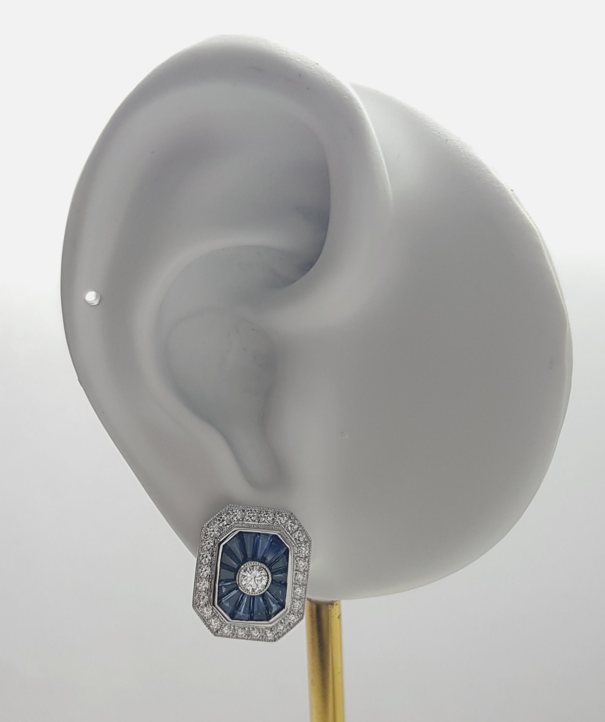 Orecchini con zaffiro blu da 1,77 carati e diamante da 0,73 carati con montatura in oro bianco 18 carati

Larghezza: 1.3 cm 
Lunghezza: 1.6 cm
Peso totale: 8.21 grammi


