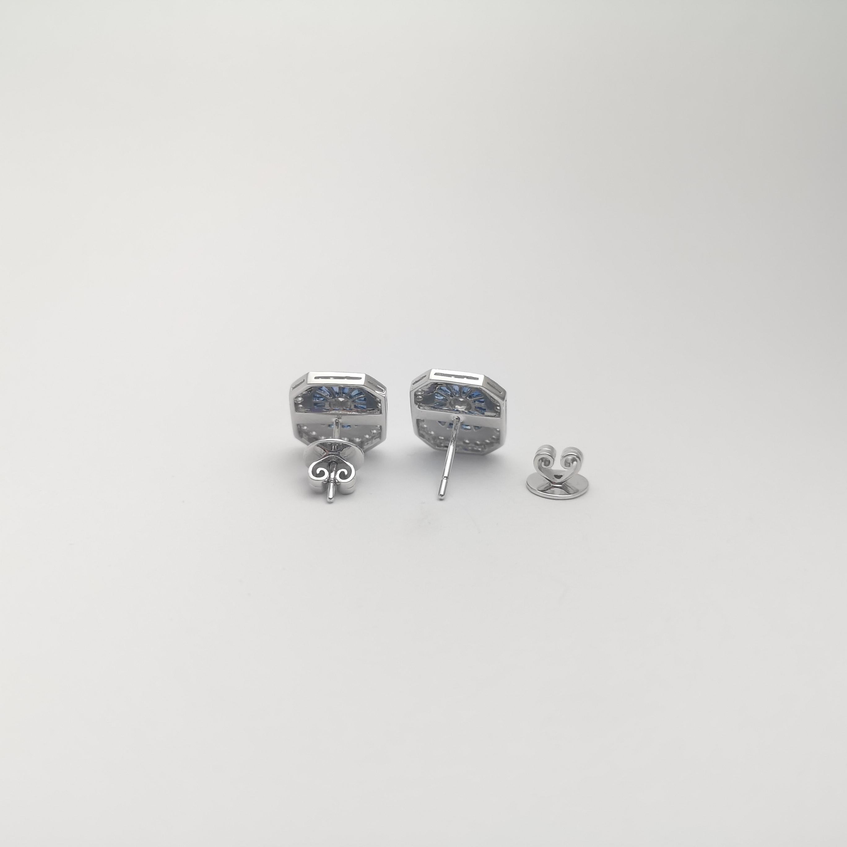 Orecchini con zaffiro blu e diamanti incastonati in oro bianco 18K In condizioni Nuovo in vendita a Bangkok, TH