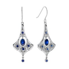 Boucles d'oreilles pendantes de style édouardien en or blanc 18 carats, saphir bleu et diamant