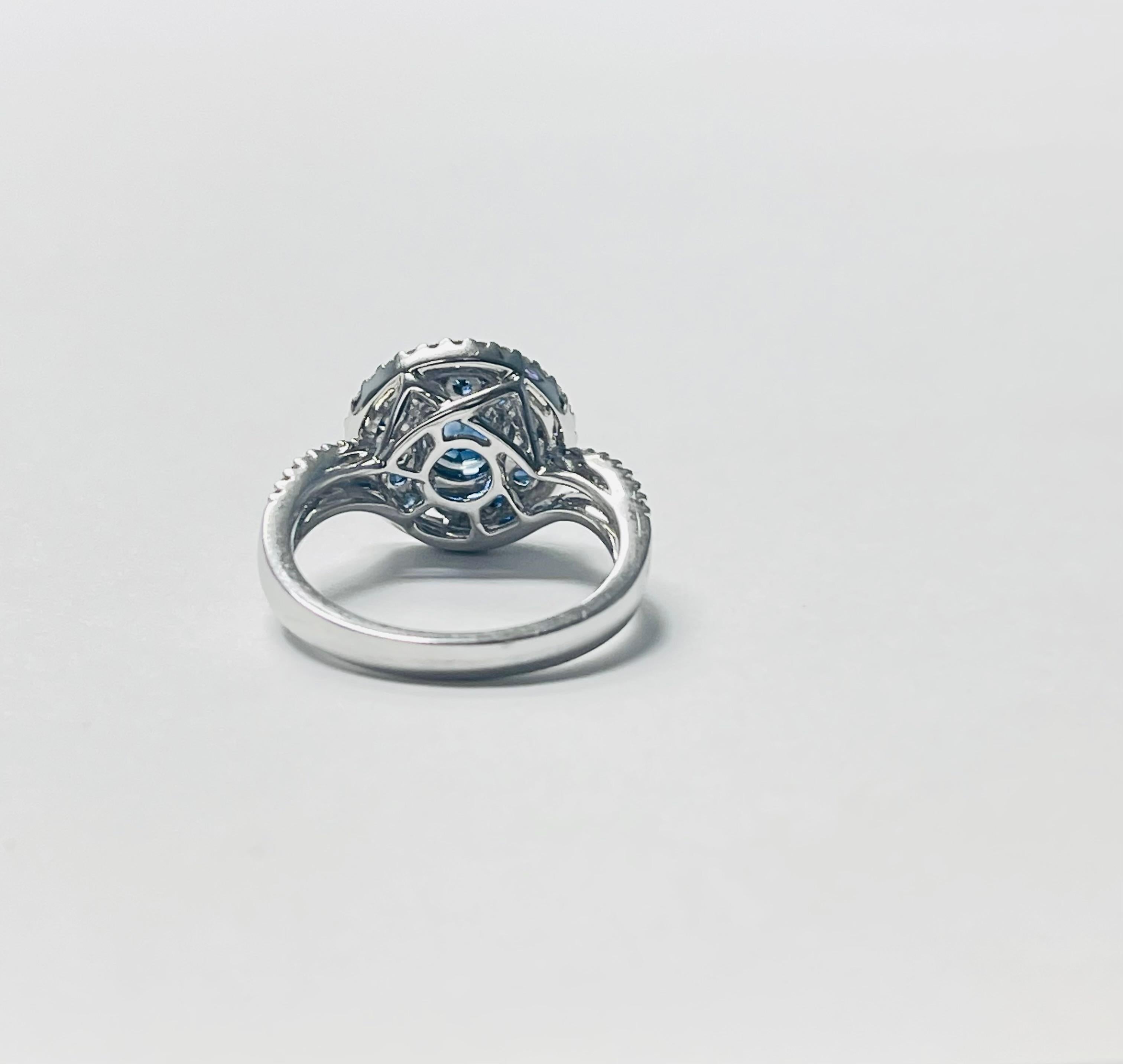 Bague de fiançailles saphir bleu et diamant en or blanc 18k Neuf - En vente à New York, NY