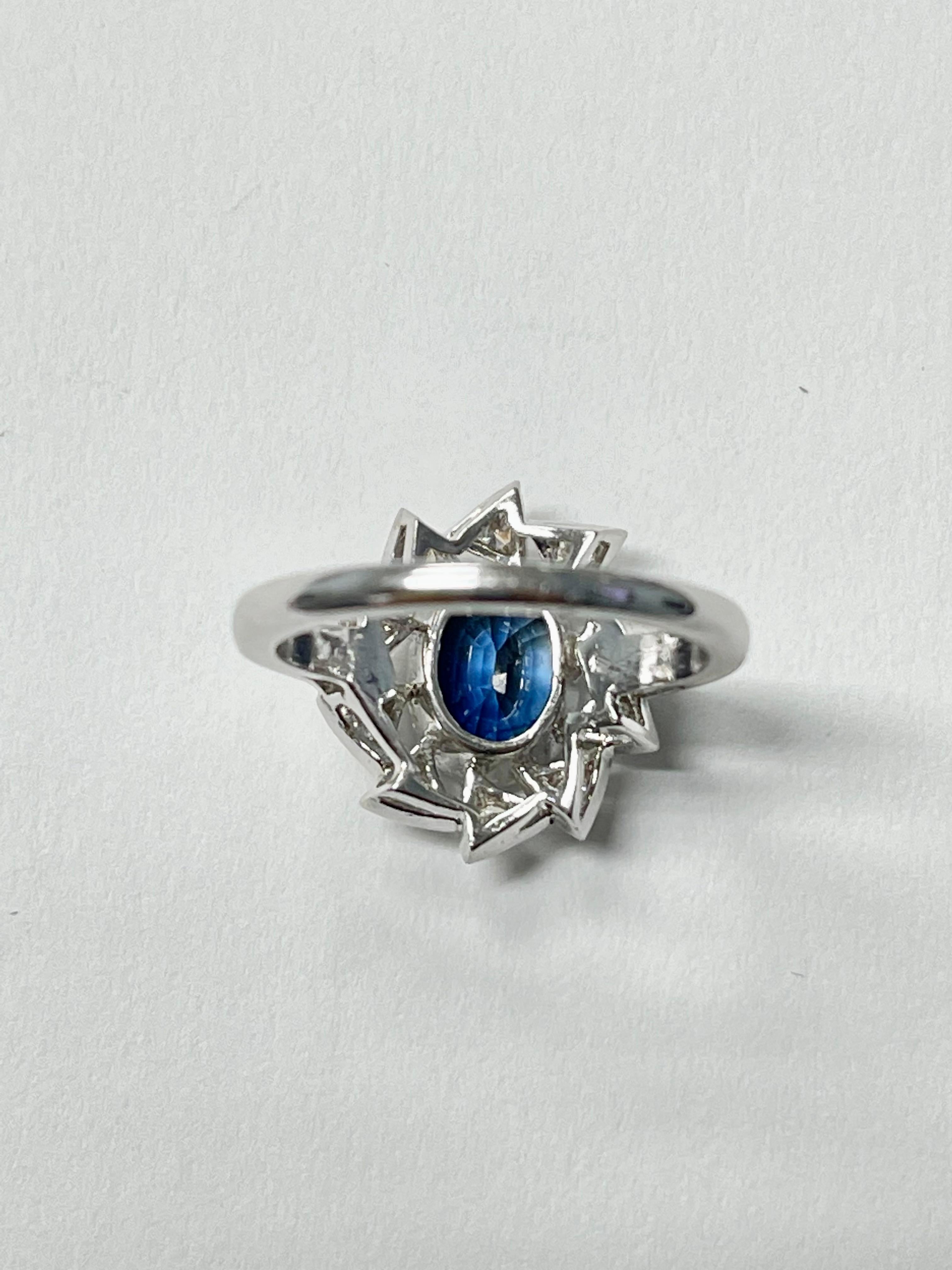 Bague de fiançailles en saphir bleu et diamant en or blanc 18 carats. Pour femmes en vente