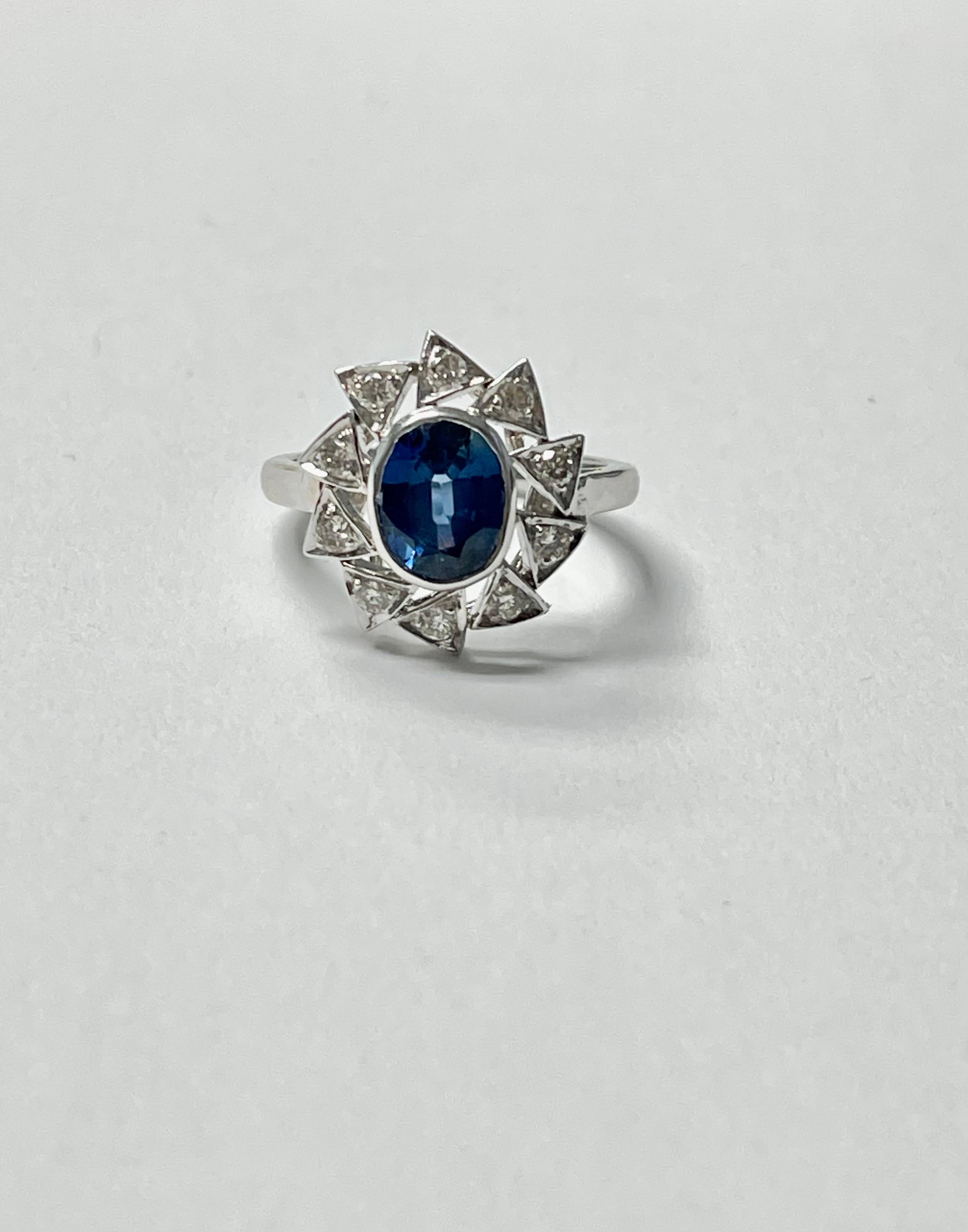 Bague de fiançailles en saphir bleu et diamant en or blanc 18 carats. en vente 2