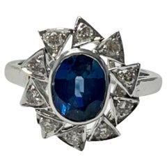 Bague de fiançailles en saphir bleu et diamant en or blanc 18 carats. 