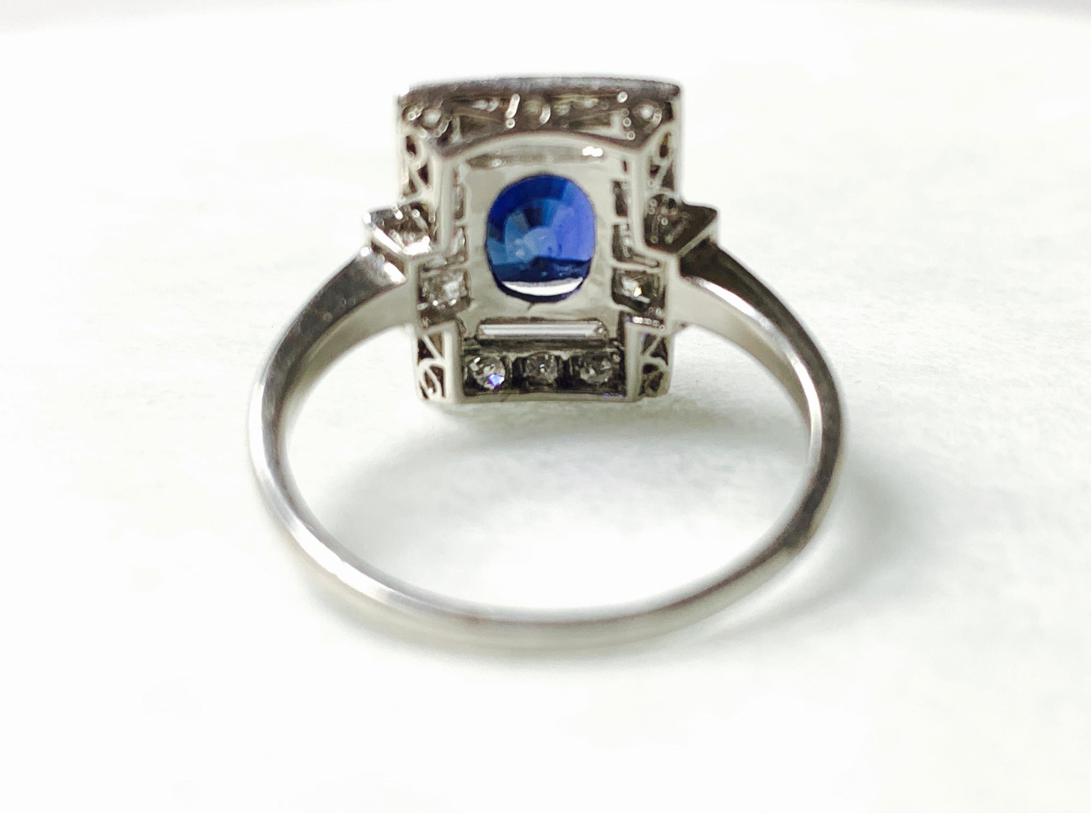 Verlobungsring mit blauem Saphir und Diamant aus Platin (Ovalschliff) im Angebot