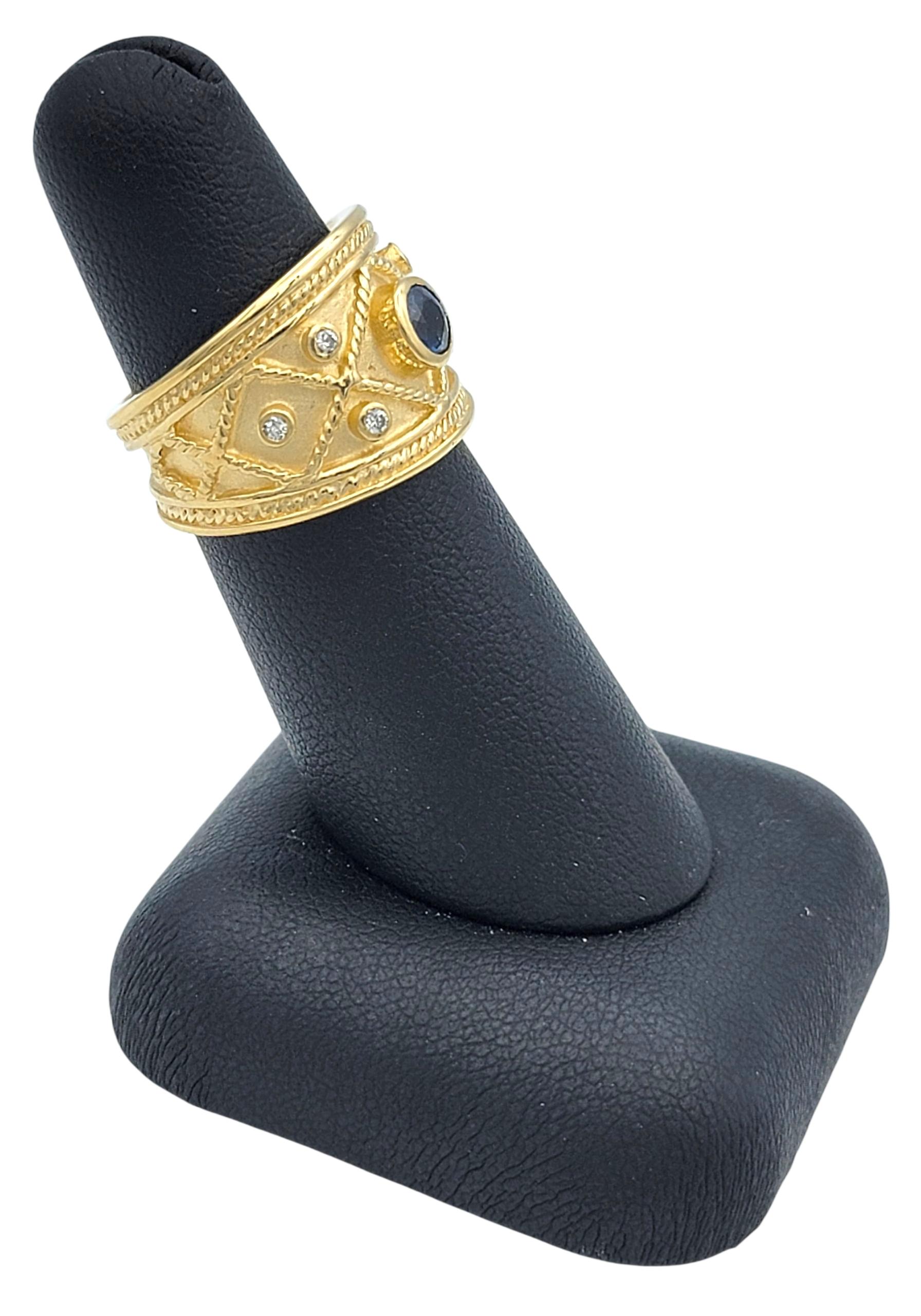 Anello a fascia larga in stile etrusco con zaffiro blu e diamante in oro giallo 14 carati in vendita 4