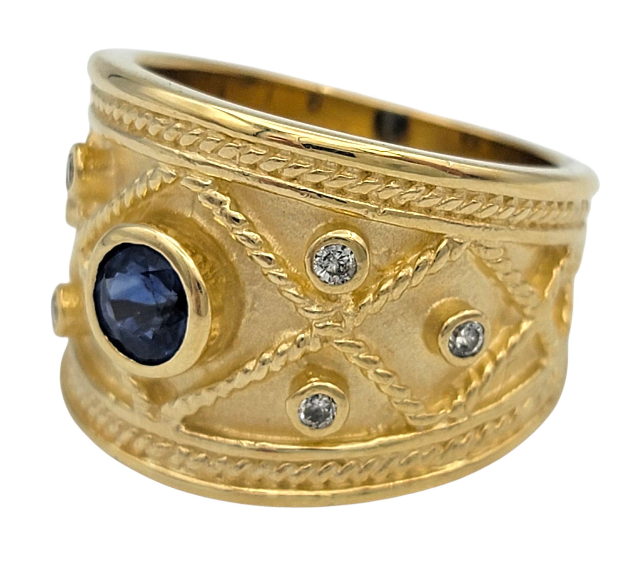 Questo anello di grande impatto presenta un vivido zaffiro blu naturale di taglio rotondo incastonato al centro, accentuato da scintillanti diamanti rotondi che conferiscono una sottile brillantezza al design. La ricca tonalità dello zaffiro