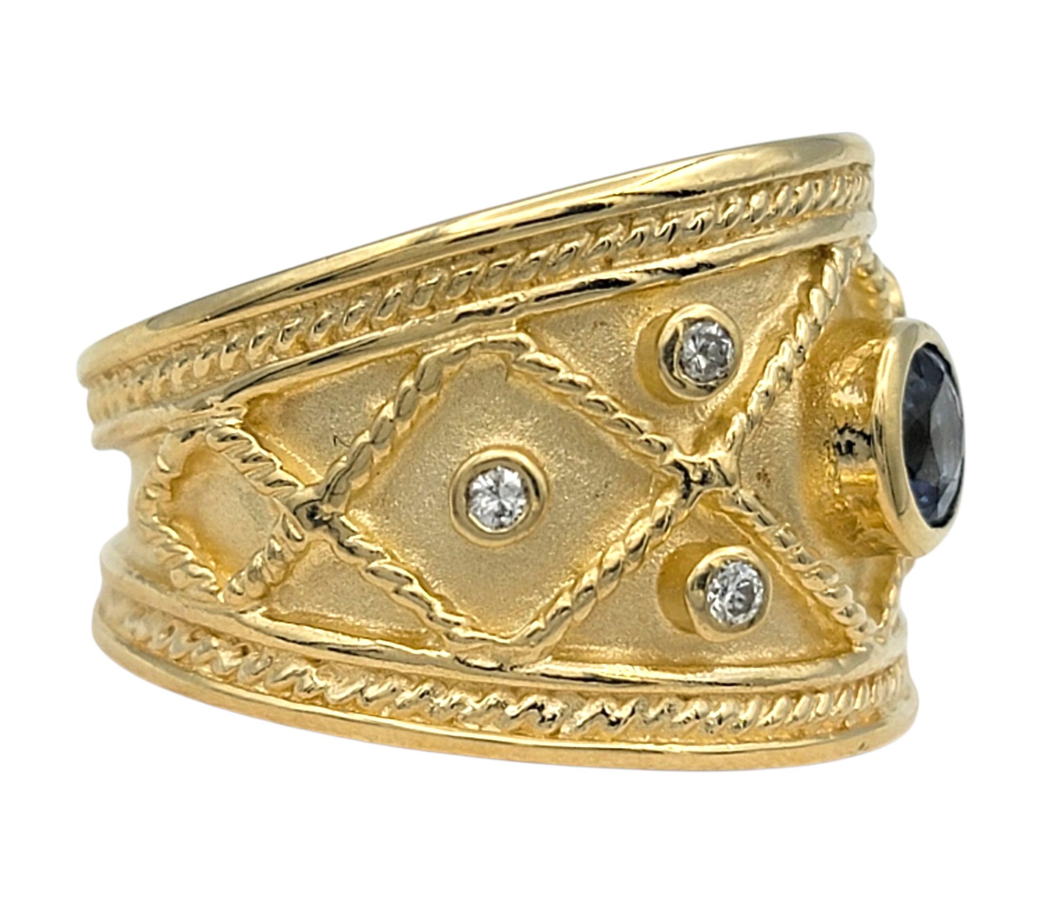 Taglio rotondo Anello a fascia larga in stile etrusco con zaffiro blu e diamante in oro giallo 14 carati in vendita