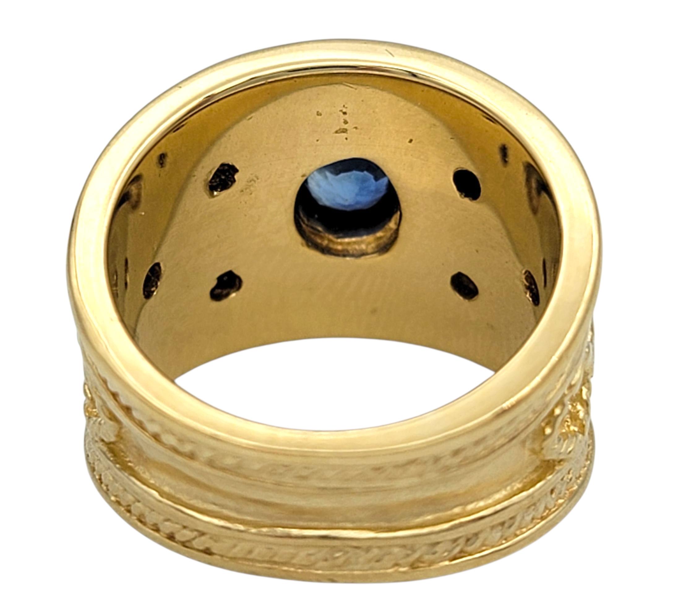 Anello a fascia larga in stile etrusco con zaffiro blu e diamante in oro giallo 14 carati In condizioni buone in vendita a Scottsdale, AZ
