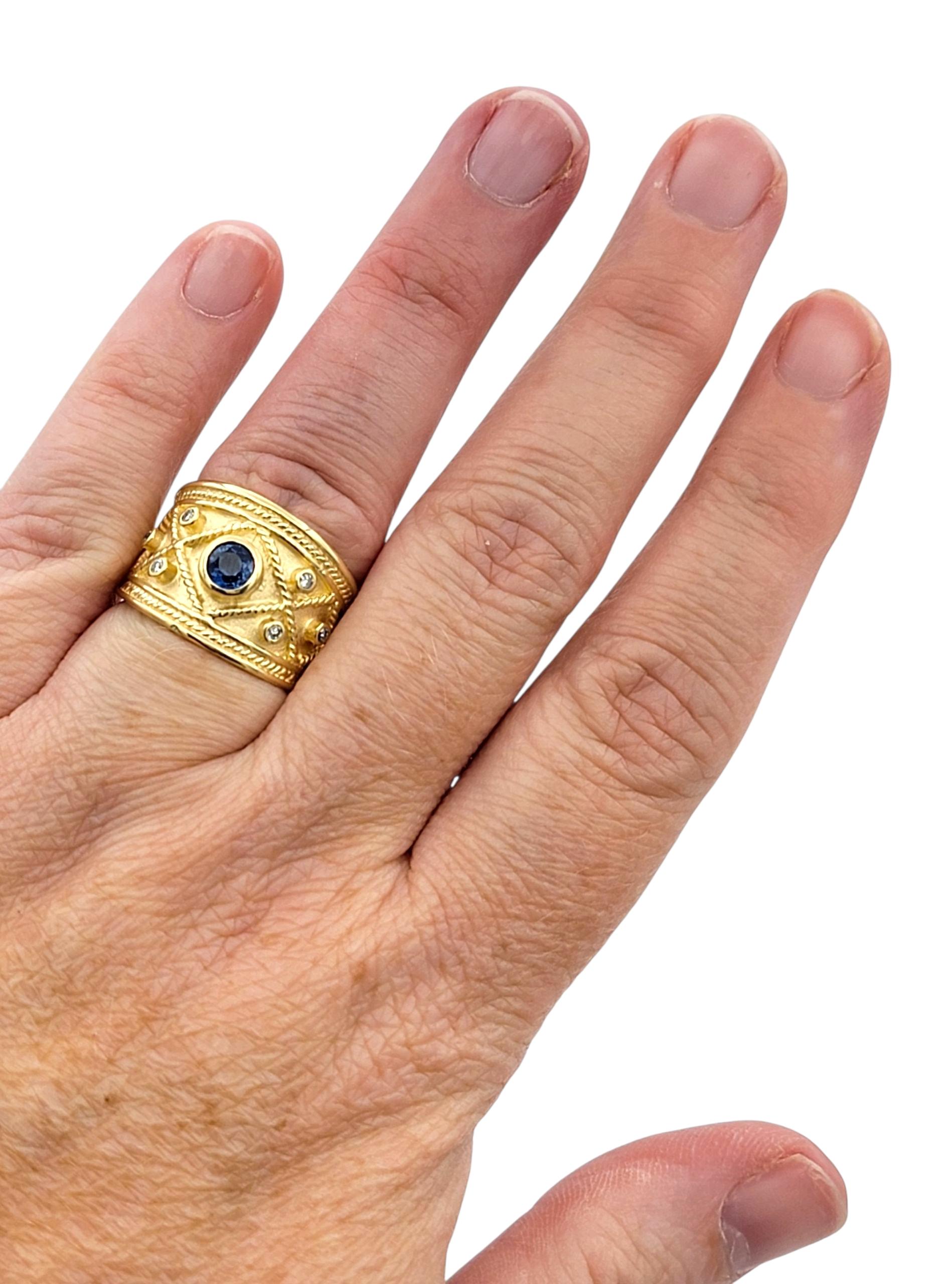 Anello a fascia larga in stile etrusco con zaffiro blu e diamante in oro giallo 14 carati in vendita 1