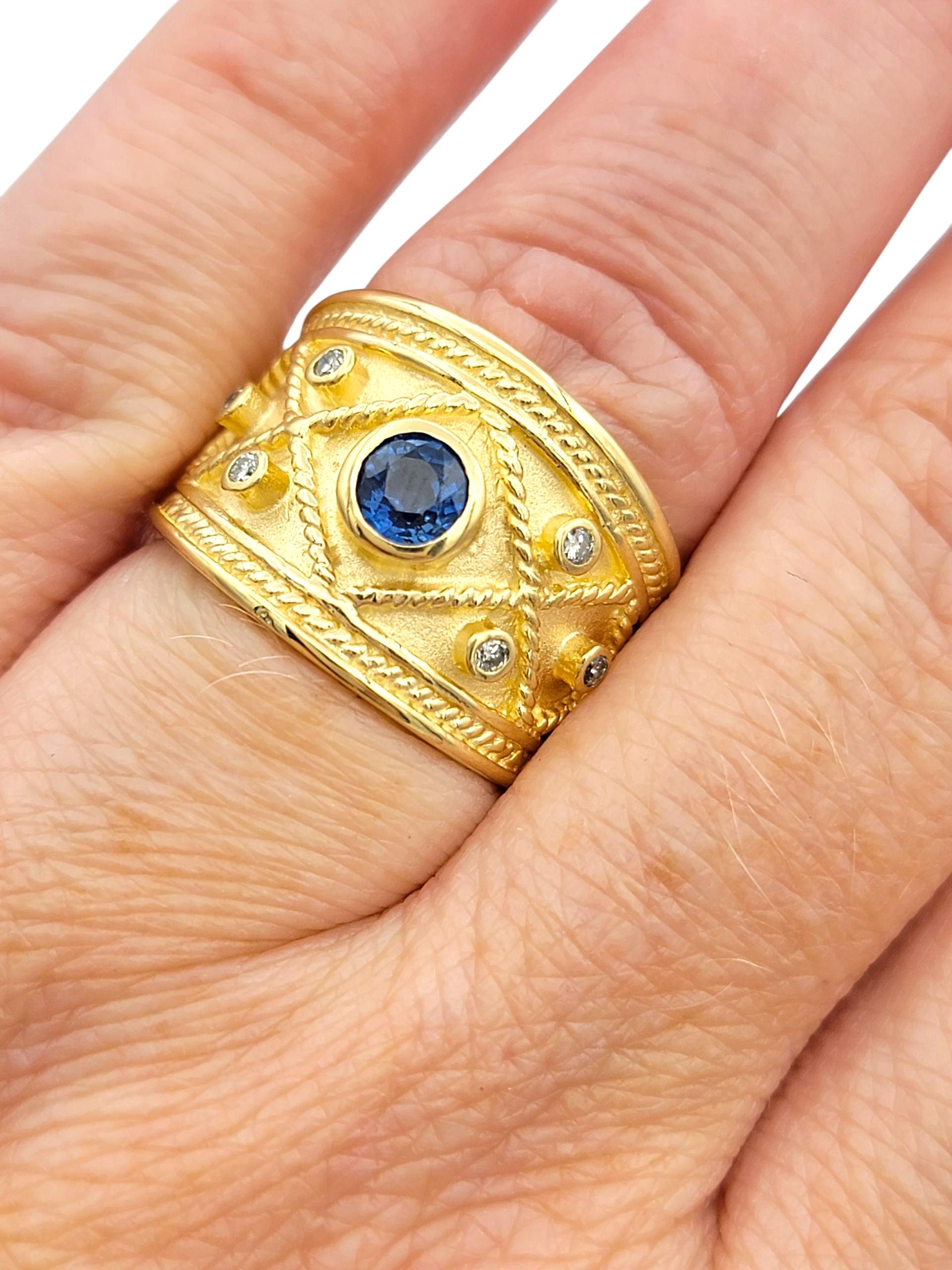 Anello a fascia larga in stile etrusco con zaffiro blu e diamante in oro giallo 14 carati in vendita 2