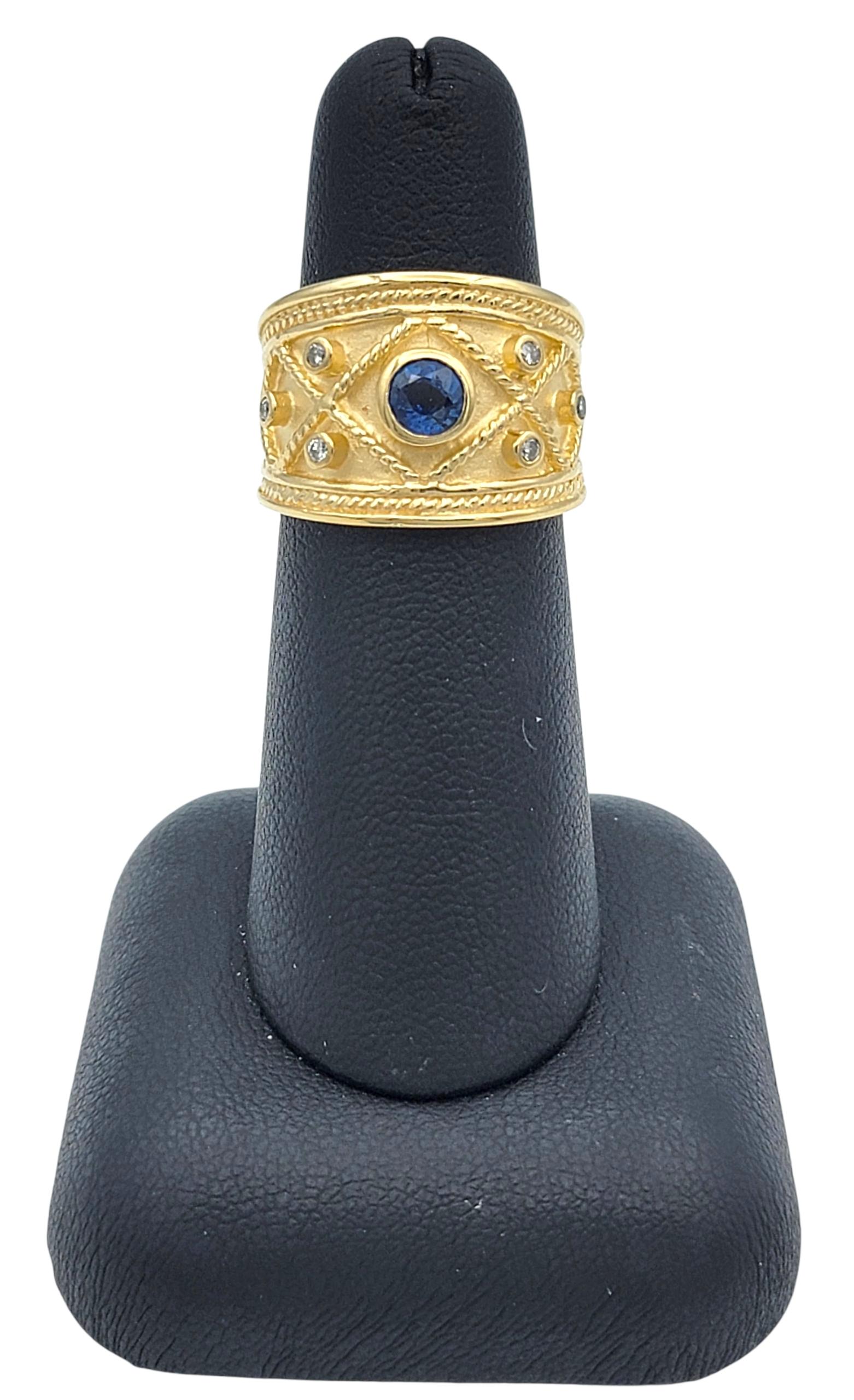 Anello a fascia larga in stile etrusco con zaffiro blu e diamante in oro giallo 14 carati in vendita 3