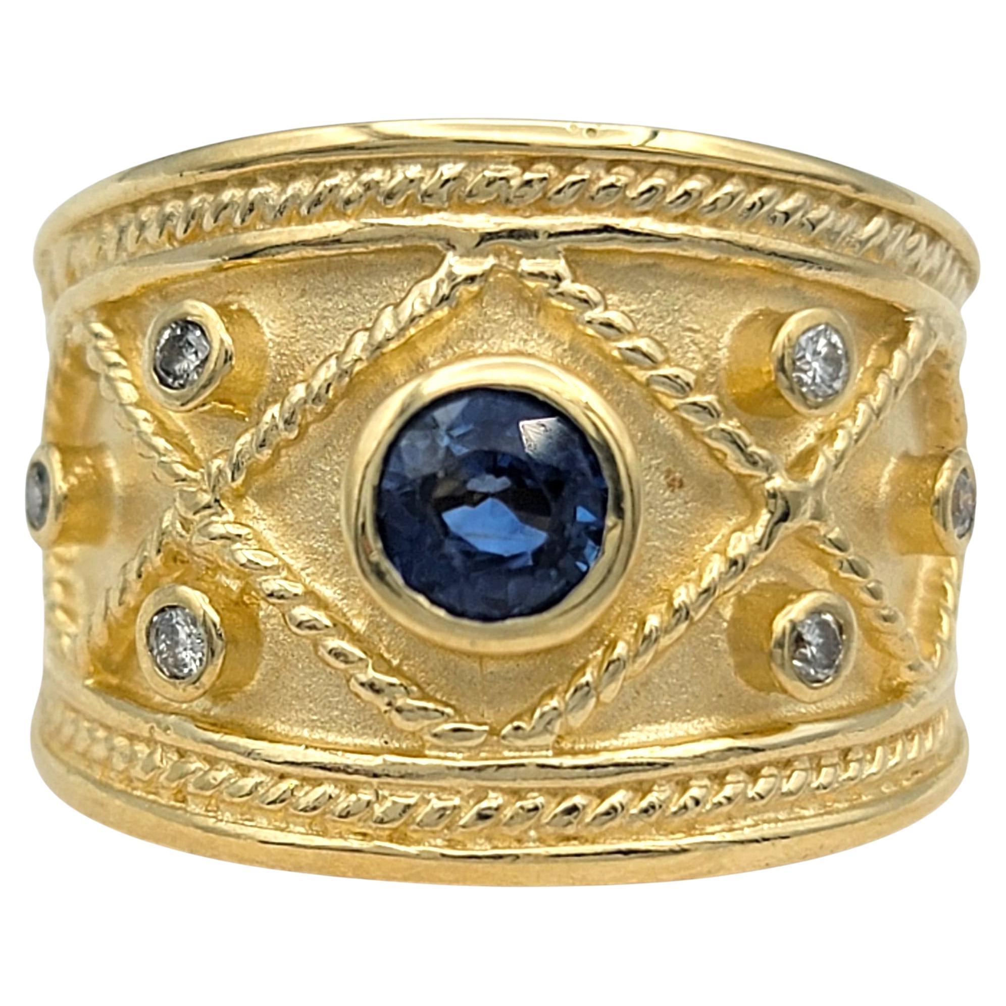 Anello a fascia larga in stile etrusco con zaffiro blu e diamante in oro giallo 14 carati in vendita