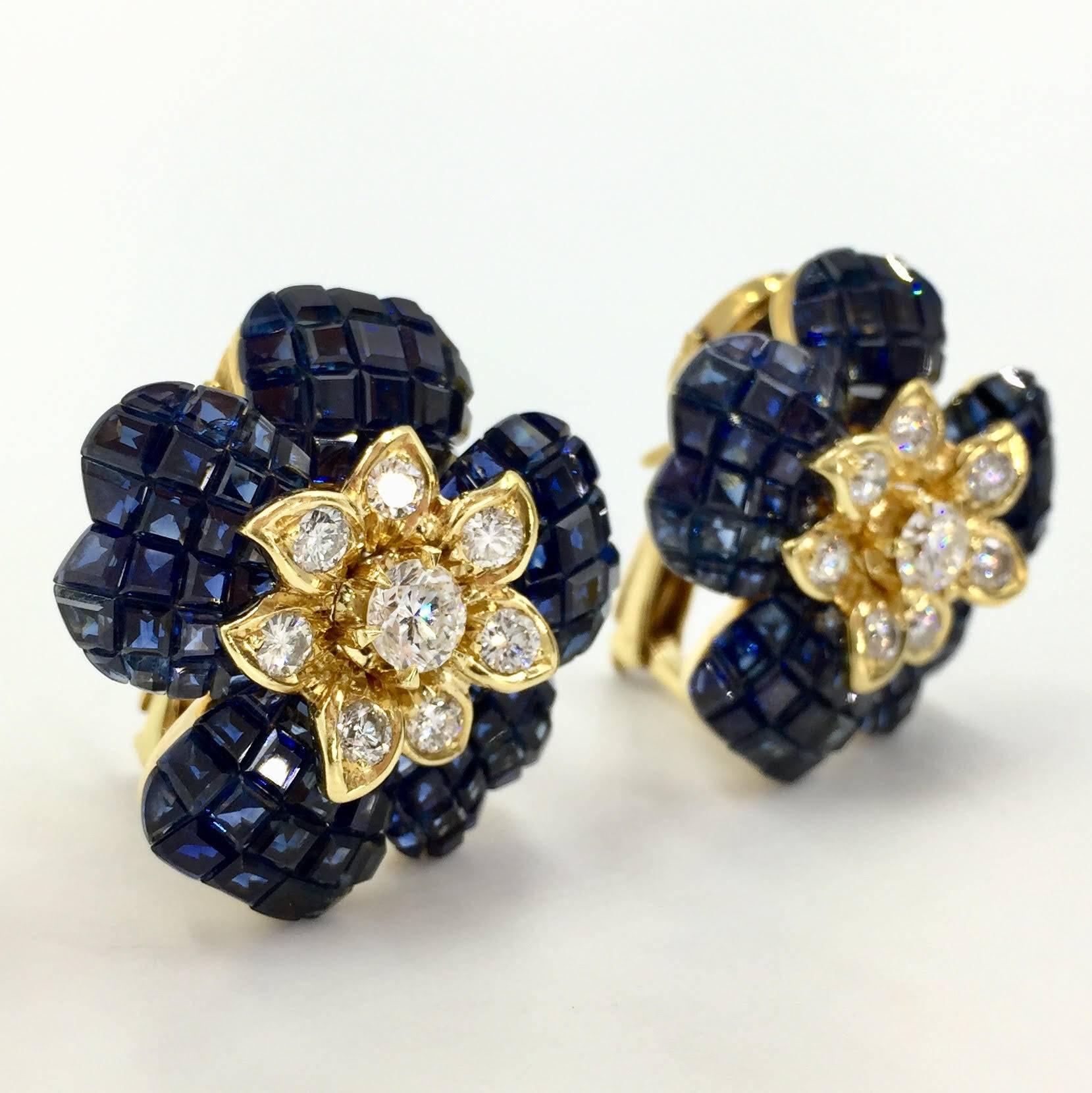 Modern Blue Sapphire and Diamond Flower Earrings 18 Karat Yellow Gold For Sale