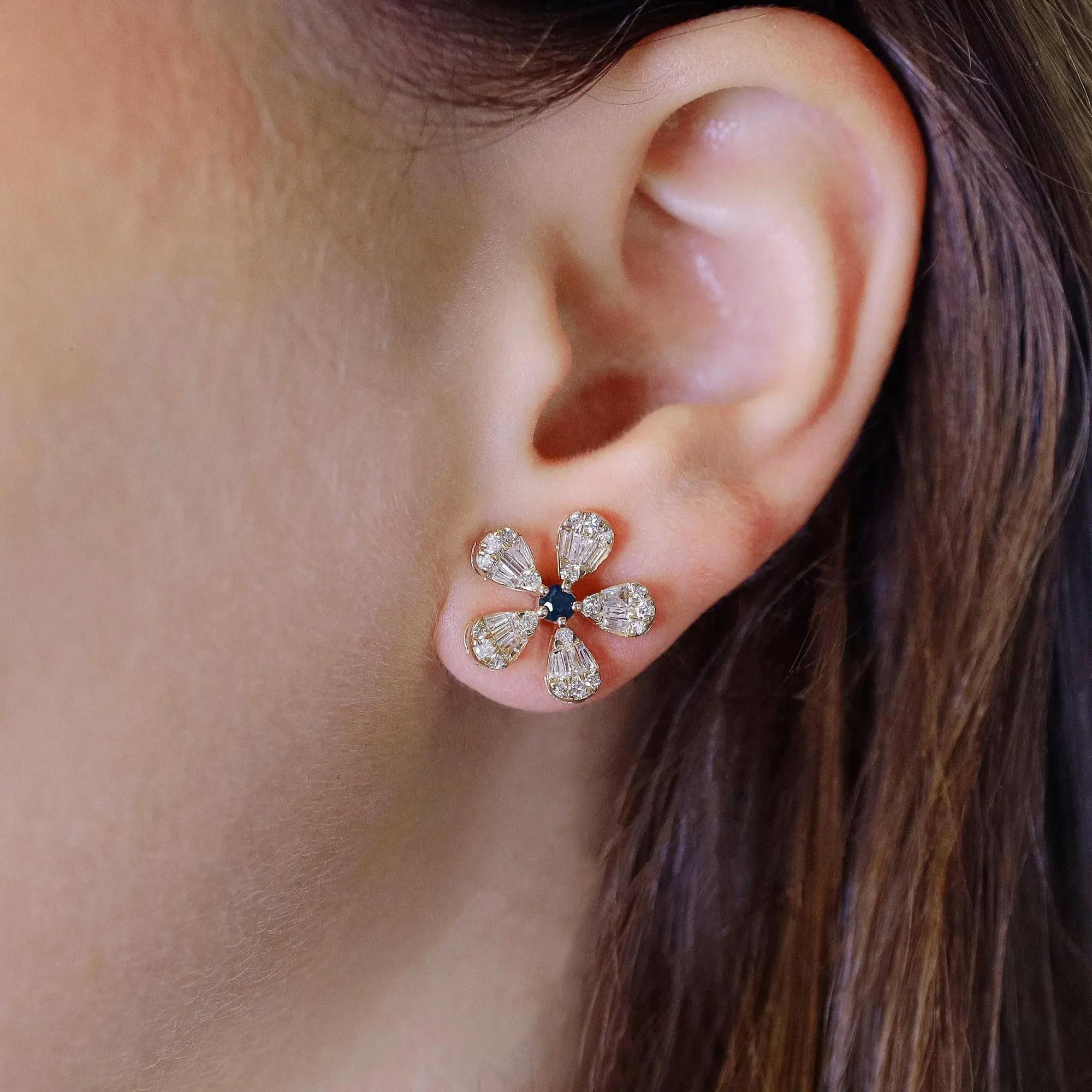 Taille ronde Clous d'oreilles fleur en or jaune 14 carats avec saphir bleu et diamants 1,42 carat en vente