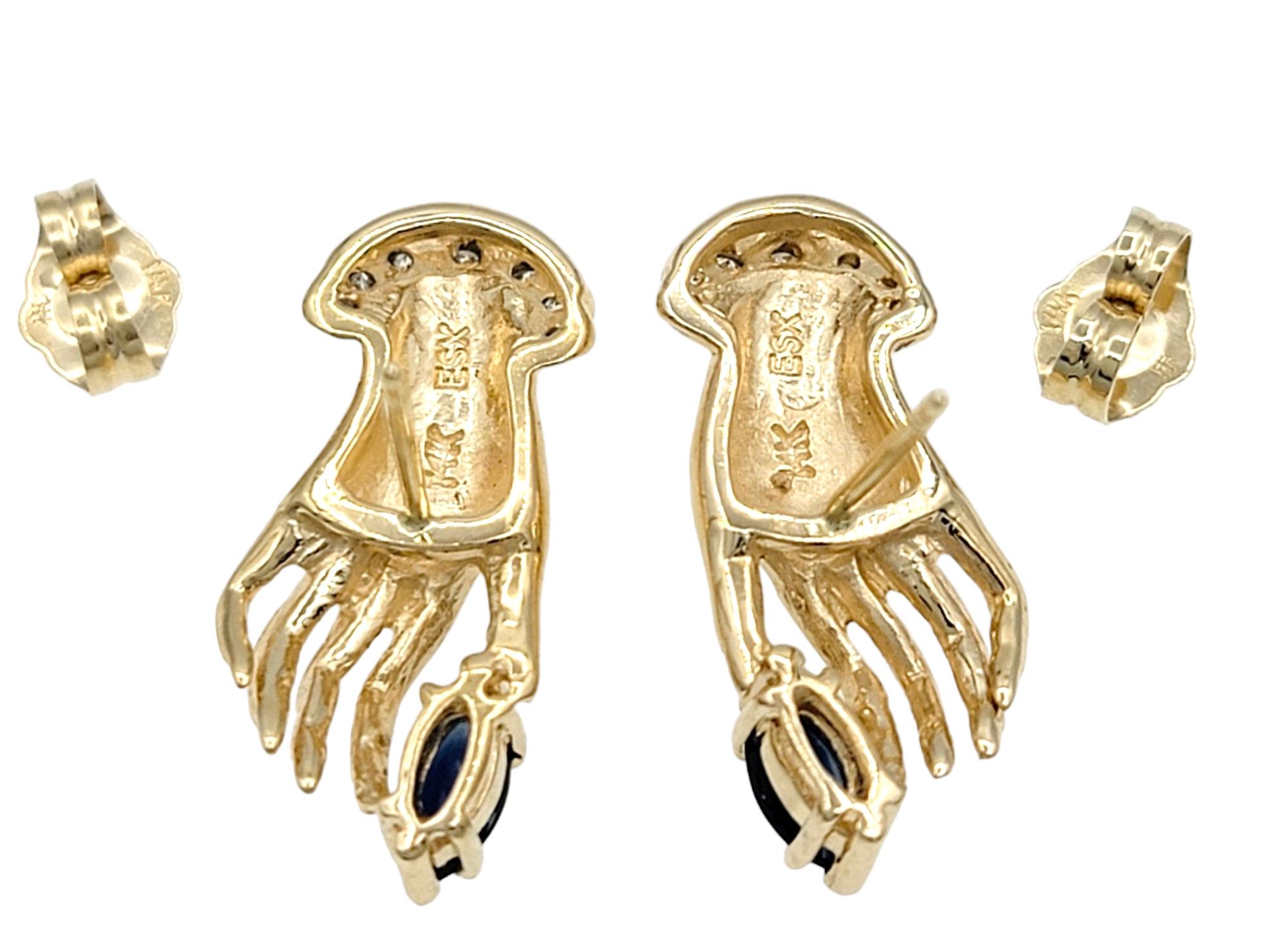 Taille Marquise Clous d'oreilles gracieuses mains en or jaune 14 carats, saphir bleu et diamant en vente