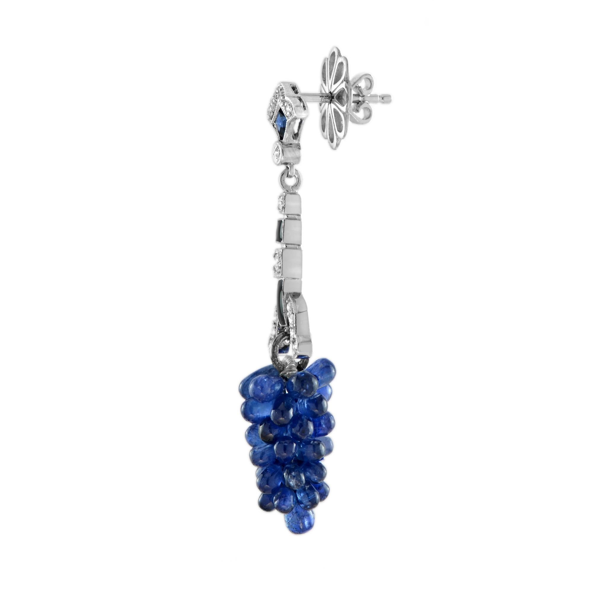 Taille ovale Boucles d'oreilles pendantes en or blanc 18 carats avec saphirs bleus et diamants en grappe de raisin en vente