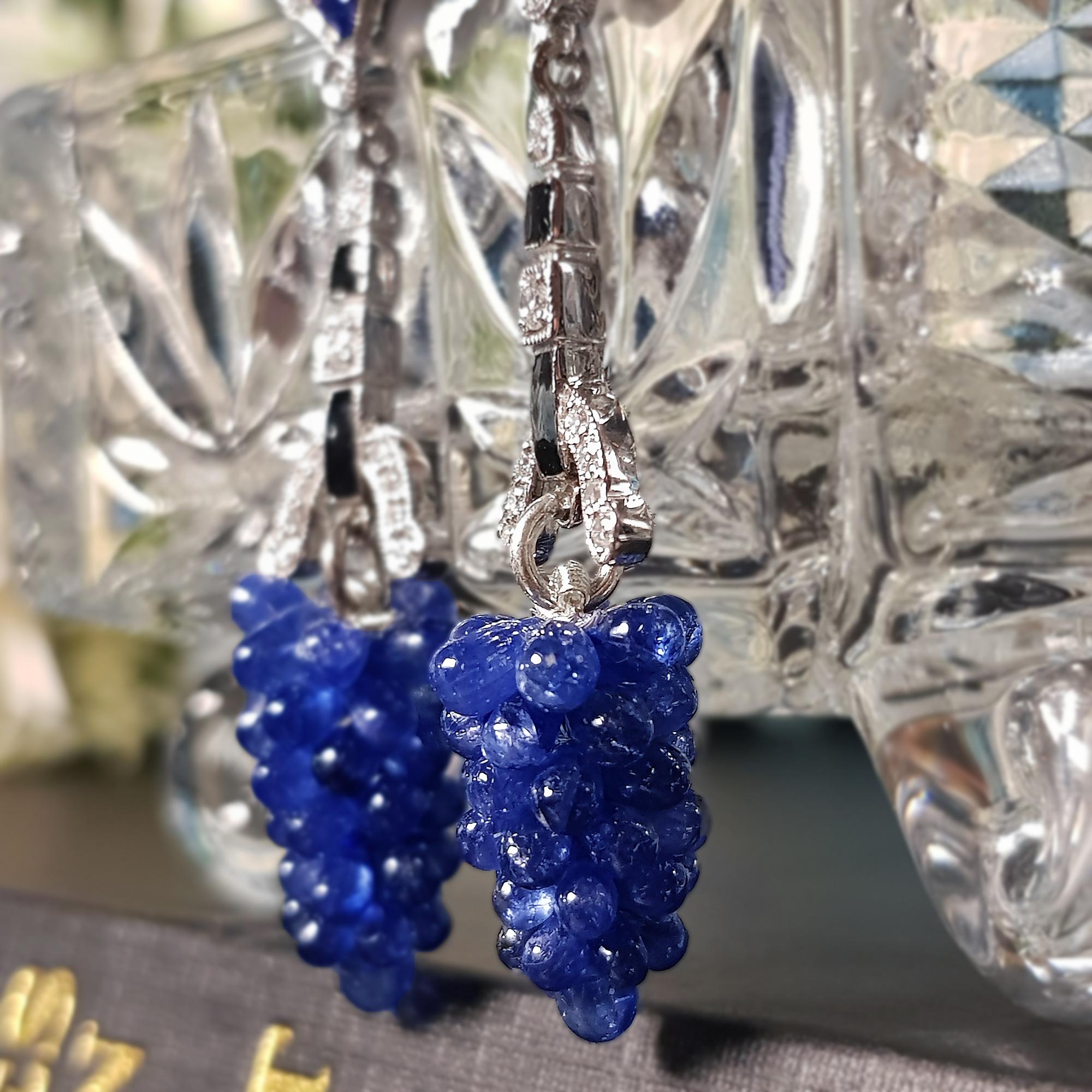 Art déco Boucles d'oreilles pendantes en or blanc 18 carats avec saphirs bleus et diamants en grappe de raisin en vente
