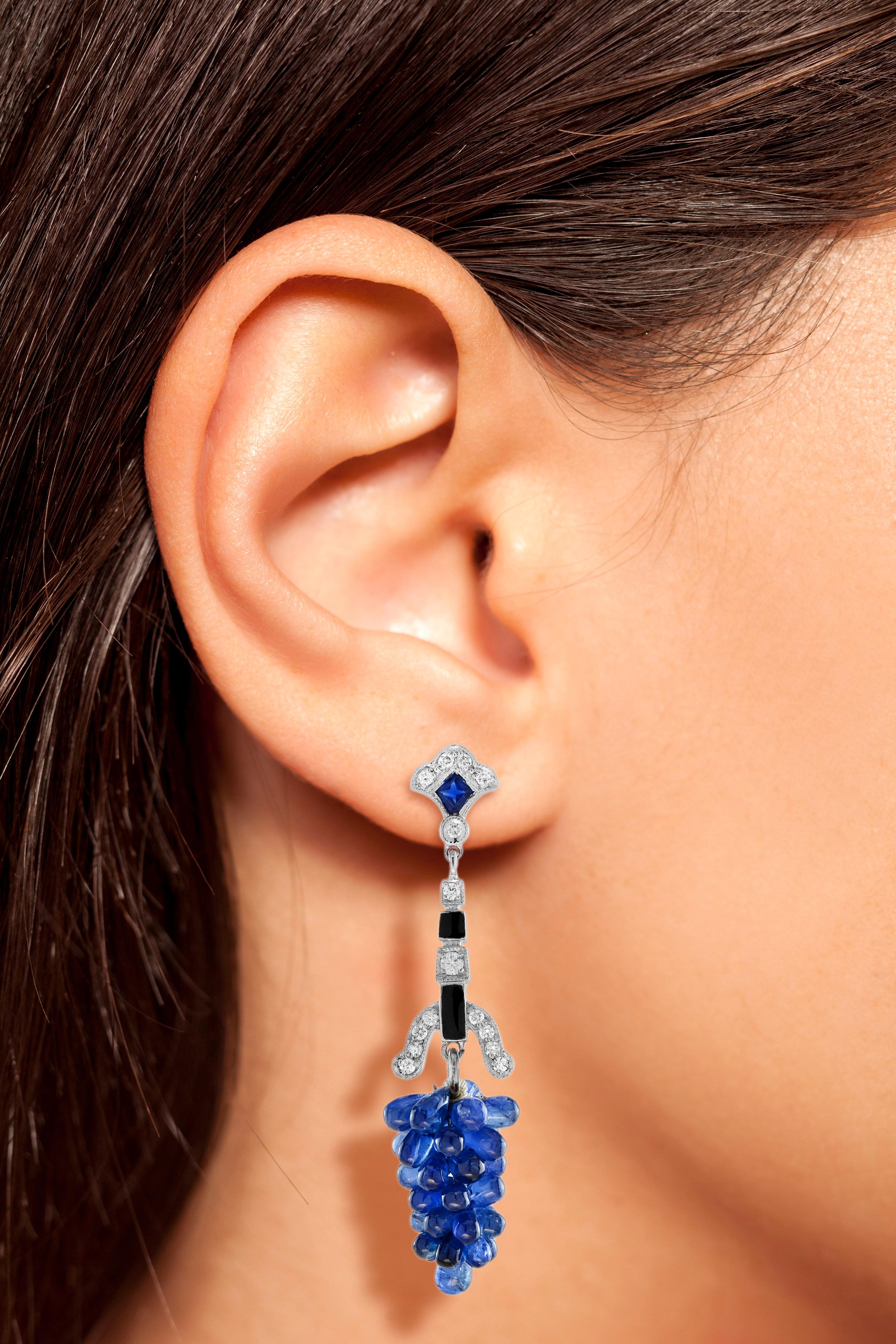 Boucles d'oreilles pendantes en or blanc 18 carats avec saphirs bleus et diamants en grappe de raisin en vente 1