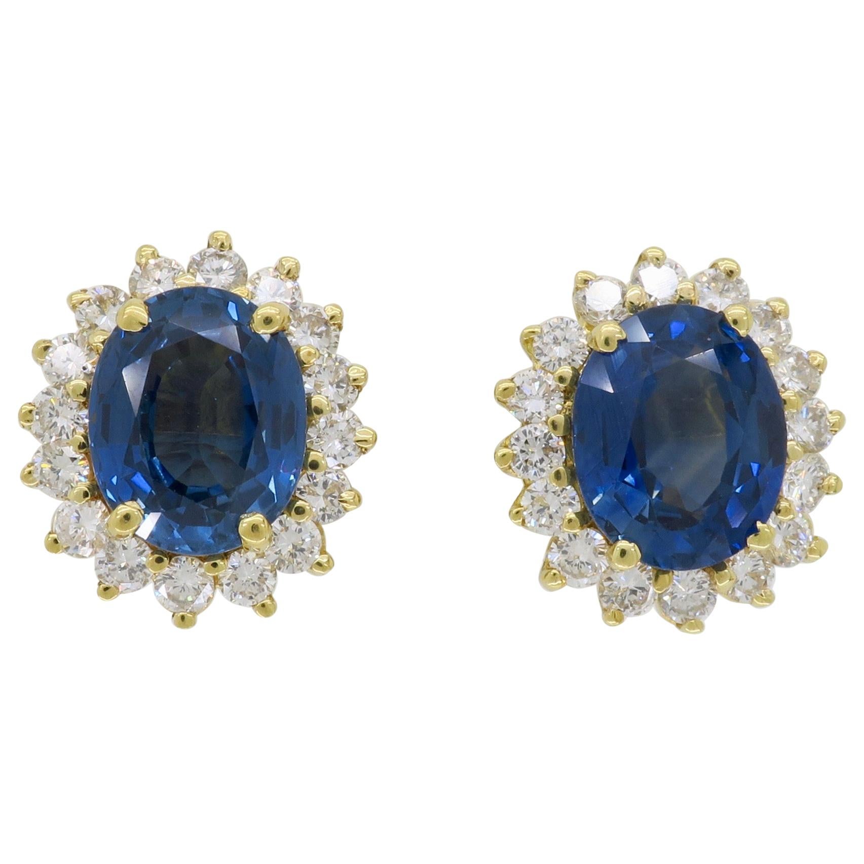 Boucles d'oreilles halo en saphir bleu et diamant en vente