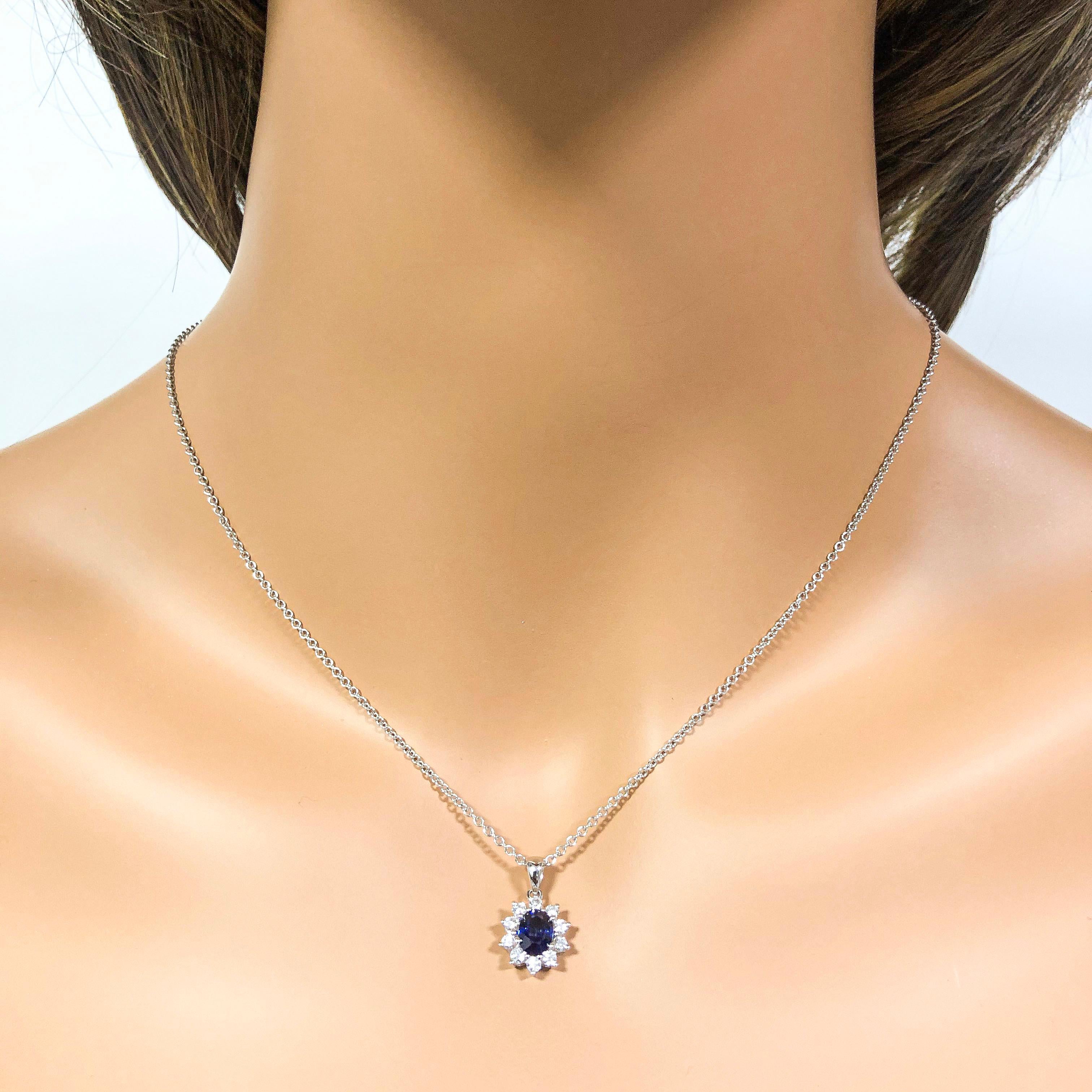 Contemporain Roman Malakov, collier à pendentif fleur en saphir bleu taille ovale 0,86 carat en vente