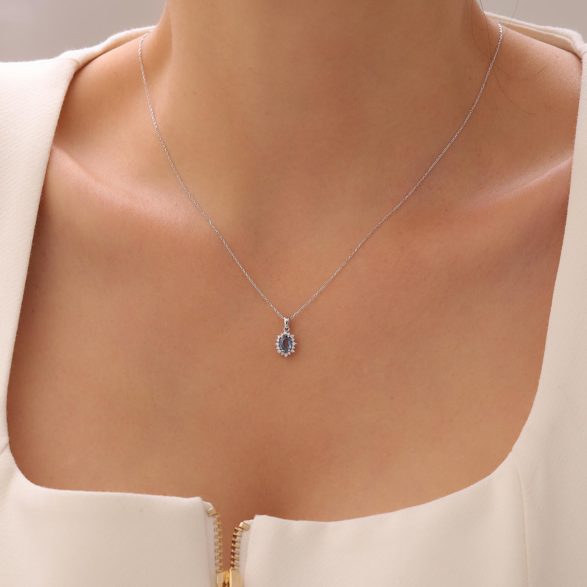 Taille ovale Collier à halo de saphirs bleus et de diamants en vente