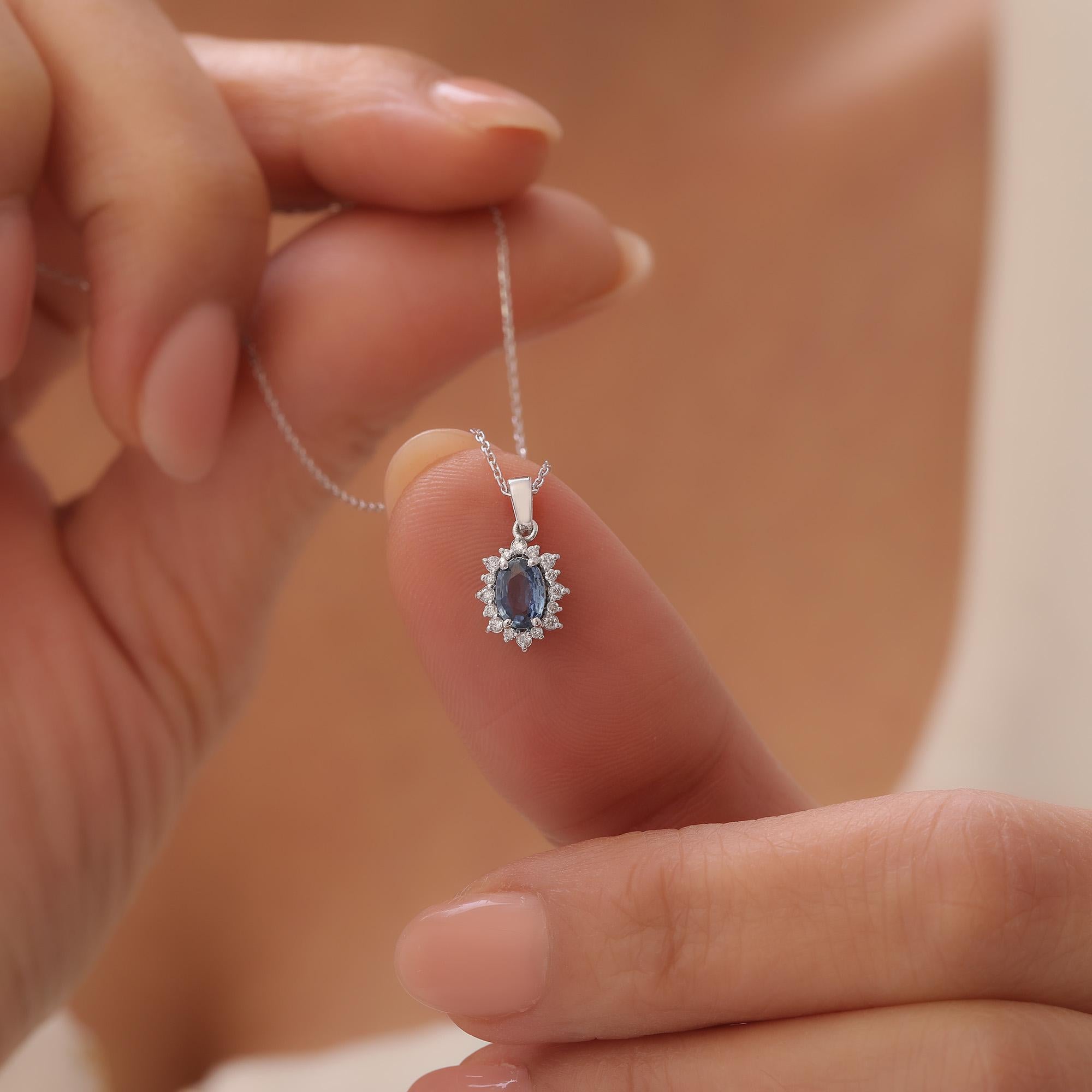 Collier à halo de saphirs bleus et de diamants Neuf - En vente à Fatih, 34