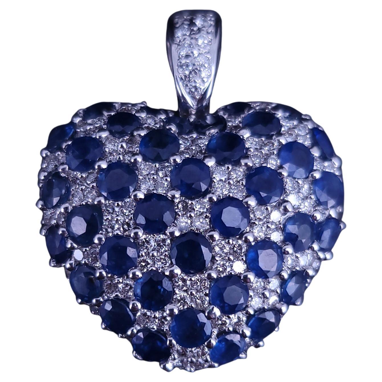 Ciondolo a cuore con zaffiro blu e diamante in oro bianco 14K in vendita
