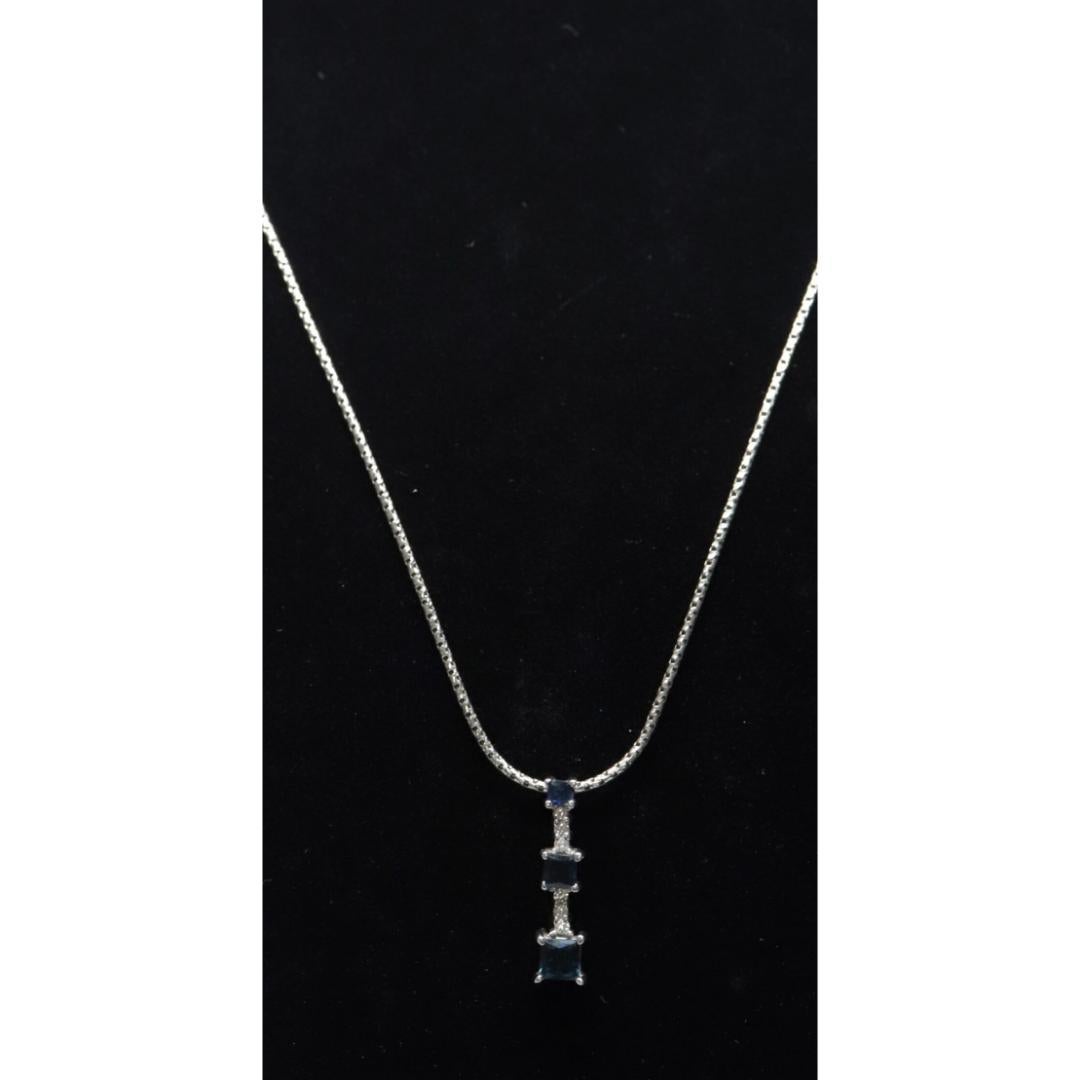 Reise-Anhänger mit blauem Saphir und Diamanten. 14k Weißgold Prinzessin-Saphire im Zustand „Gut“ in Port Charlotte, FL