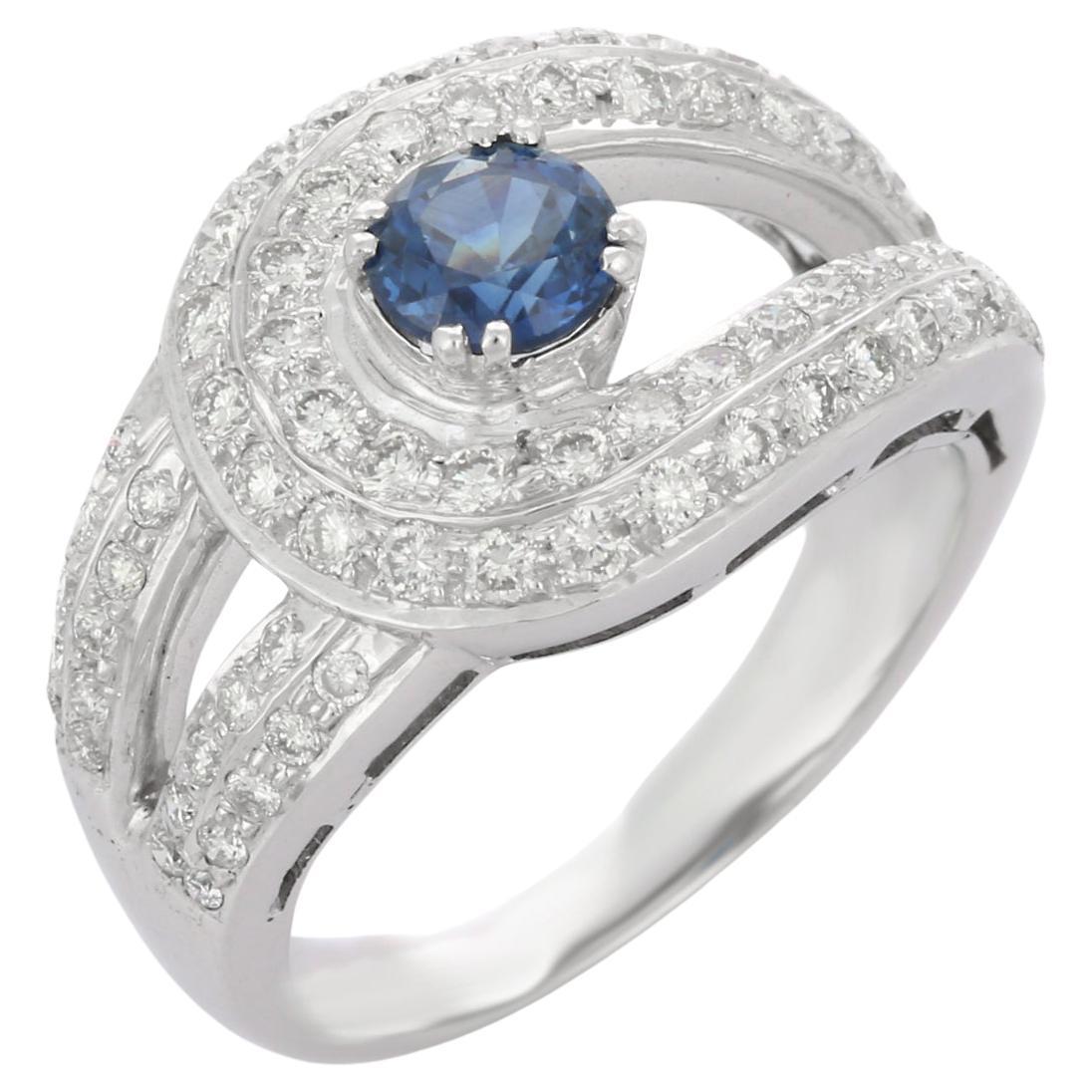Anillo de cóctel de zafiro azul y diamantes en oro blanco de 18 quilates