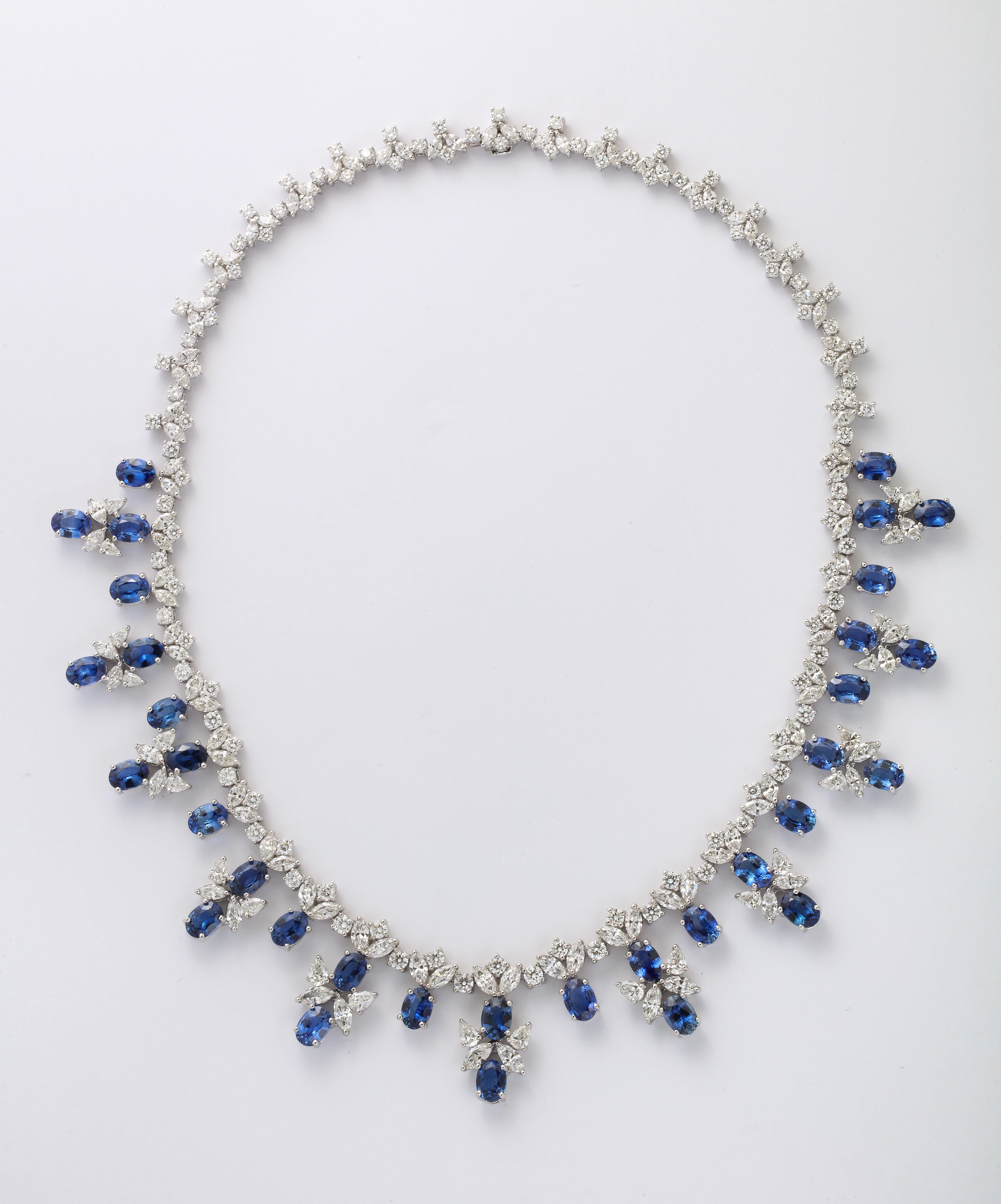 
30,58 Karat feiner blauer ovaler Saphir. 

25,42 Karat weiße runde Brillanten, Marquise und birnenförmige Diamanten. 

Fassung aus 18 Karat Weißgold

16 Zoll Länge 