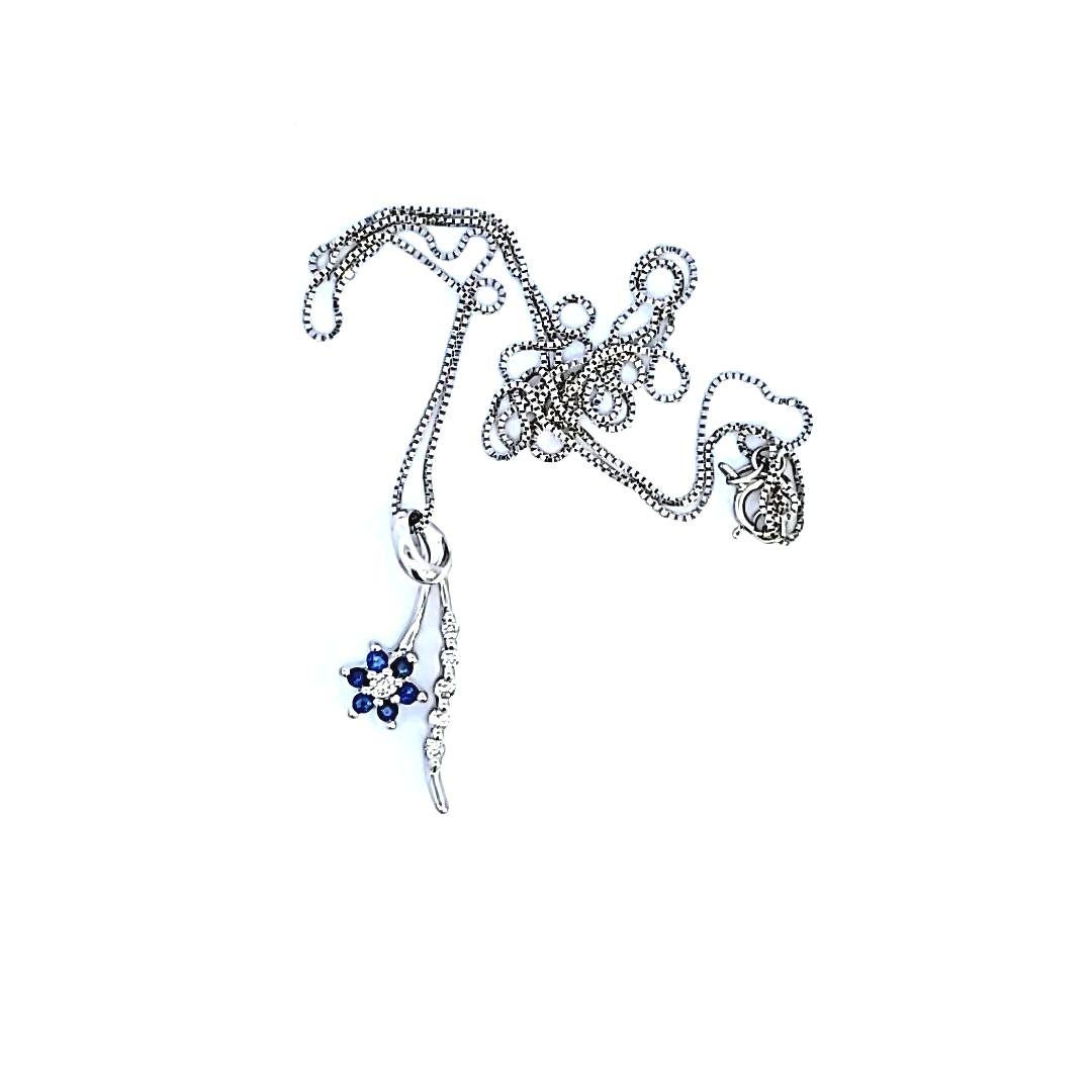 So schöne blaue Saphire in dieser kleinen Blumenkette mit Diamantakzenten.  