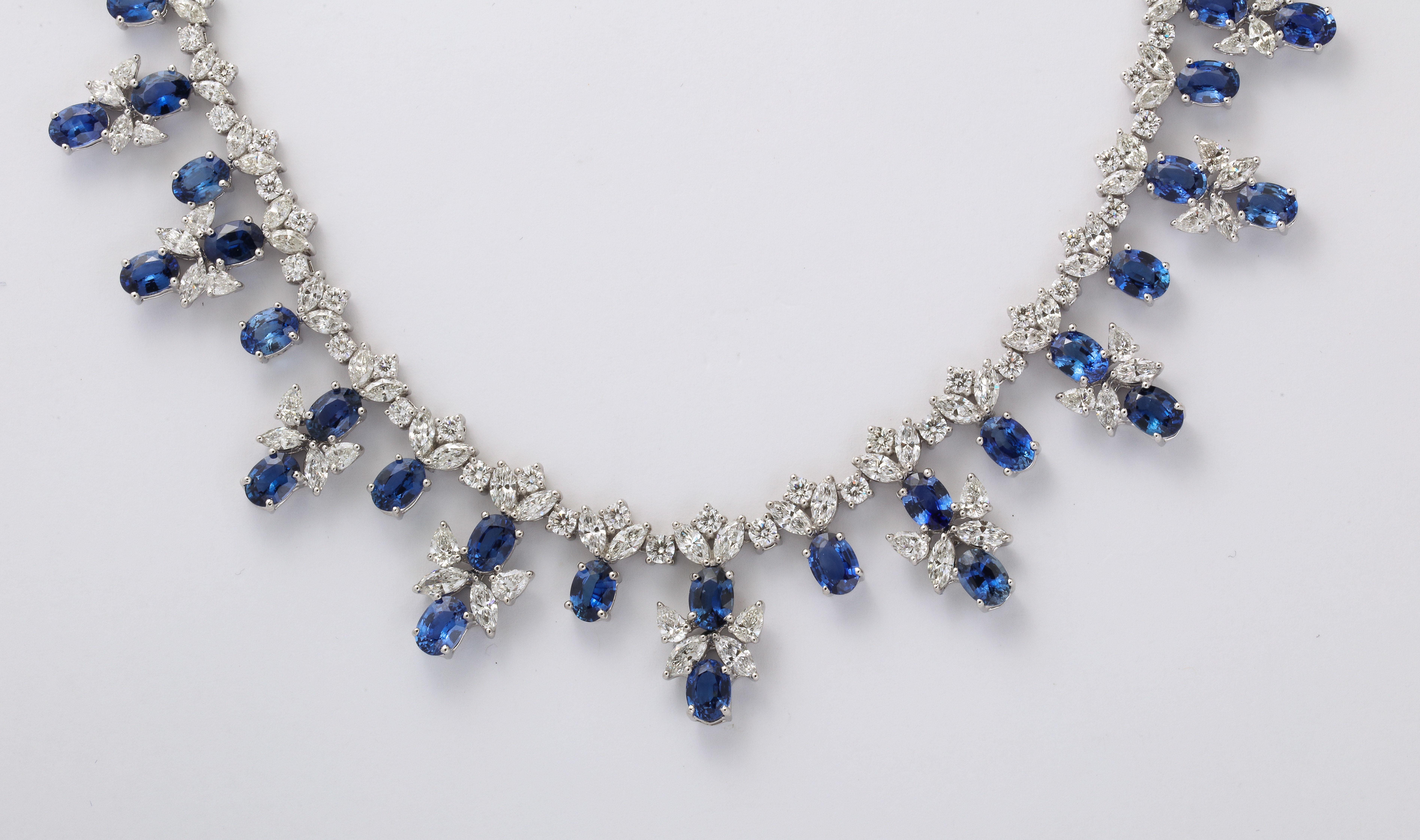 Halskette mit blauem Saphir und Diamant (Ovalschliff)