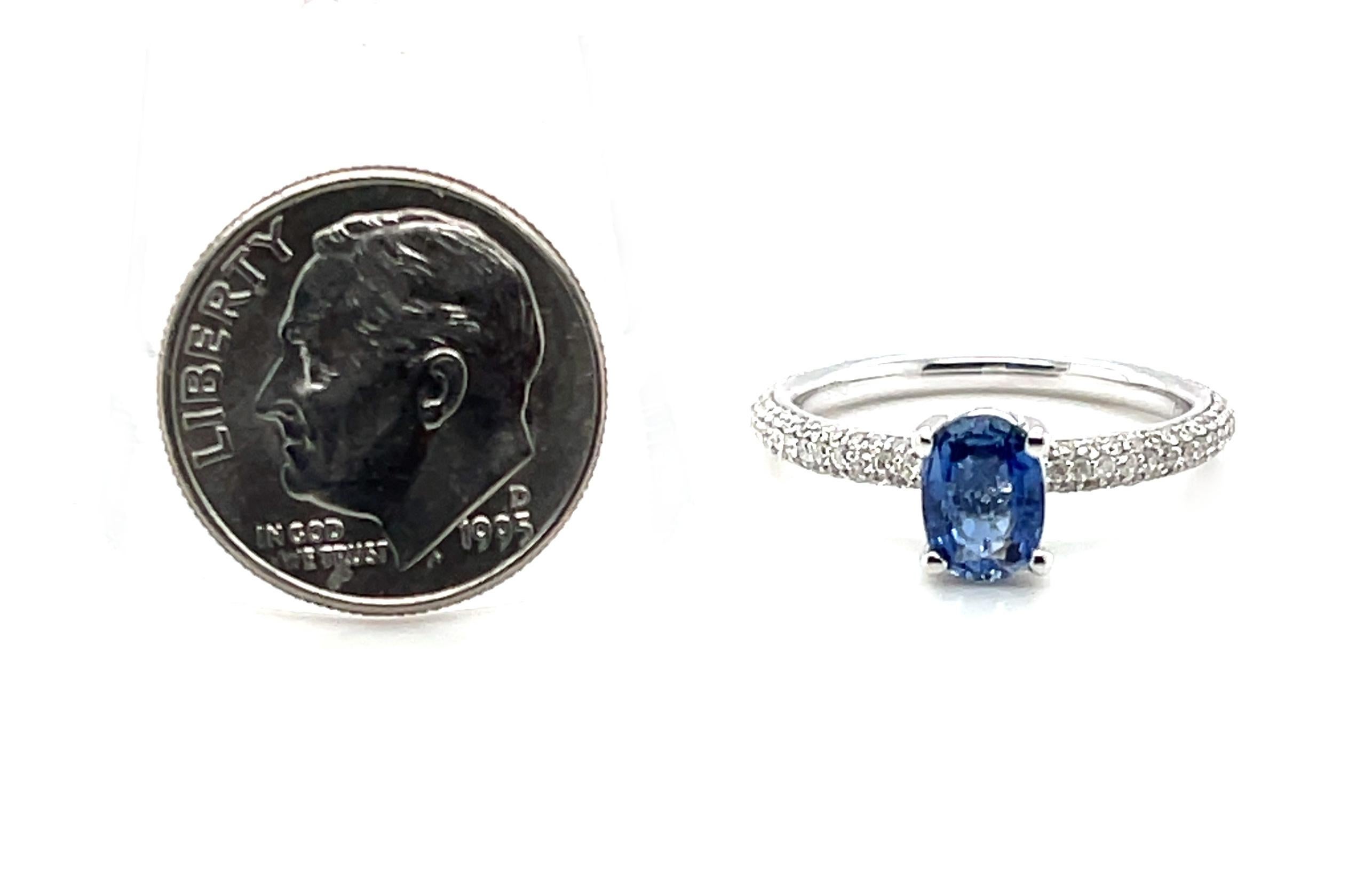 Blue Sapphire and Diamond Pave Engagement Ring in 18k White Gold In New Condition For Sale In Los Angeles, CA